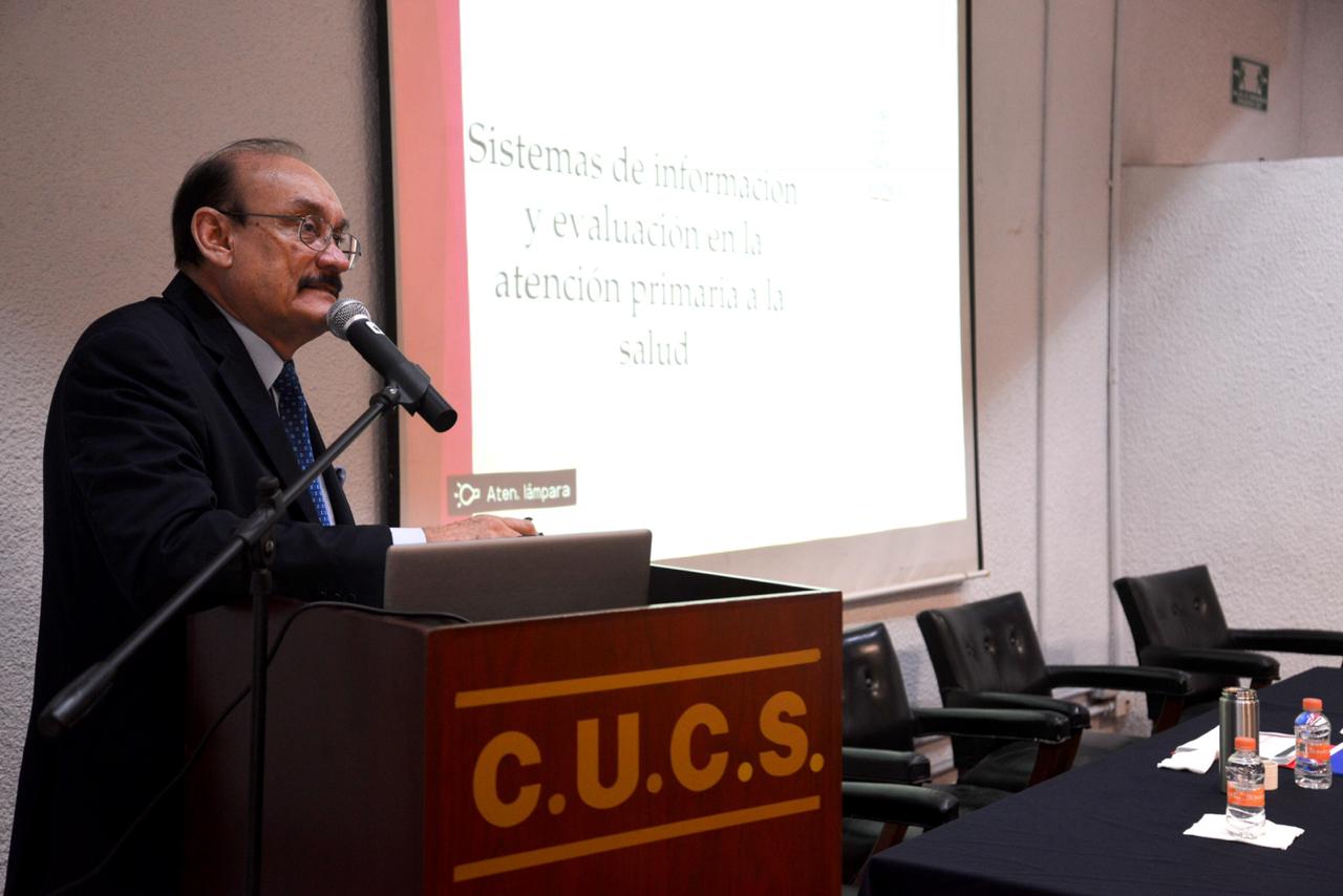 Dr. Cristóbal Ruiz Gaytán al micrófono en el podium impartiendo conferencia