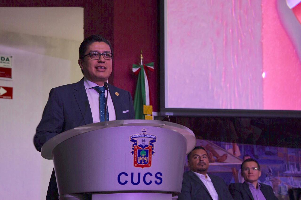 Rector CUCS ofreciendo mensaje a padres de familia