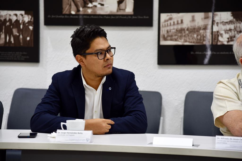 Nuevo coordinador de Posgrado, atento durante la reunión