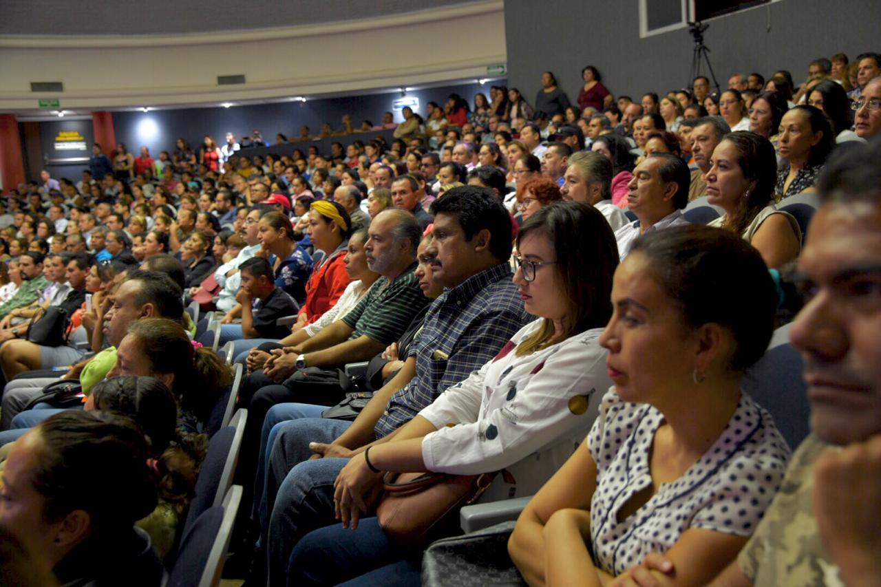 Padres de familia, toma general, auditorio lleno