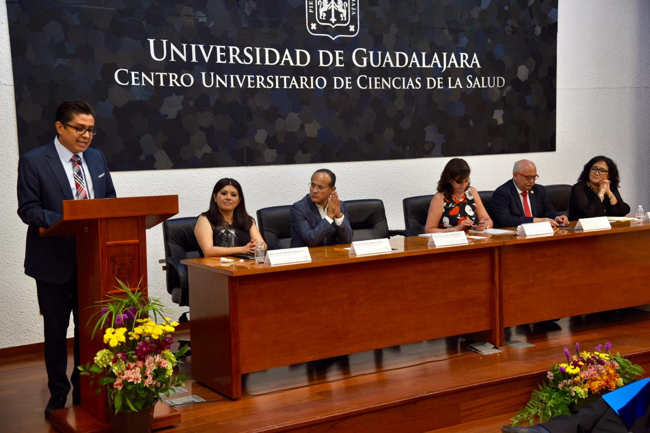 Rector del CUCS en el pódium y al fondo los miembros del presídium.