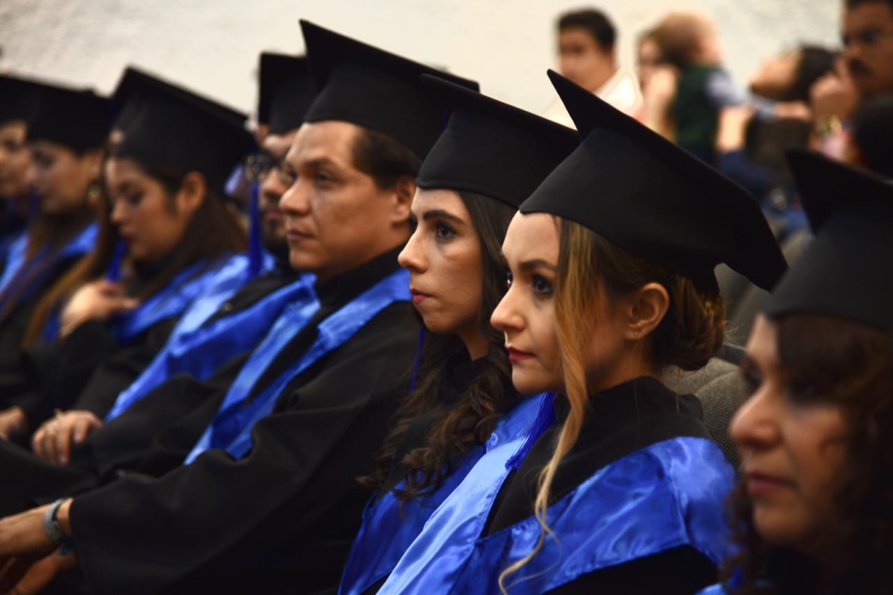 Foto cerrada de graduados en sus butacas