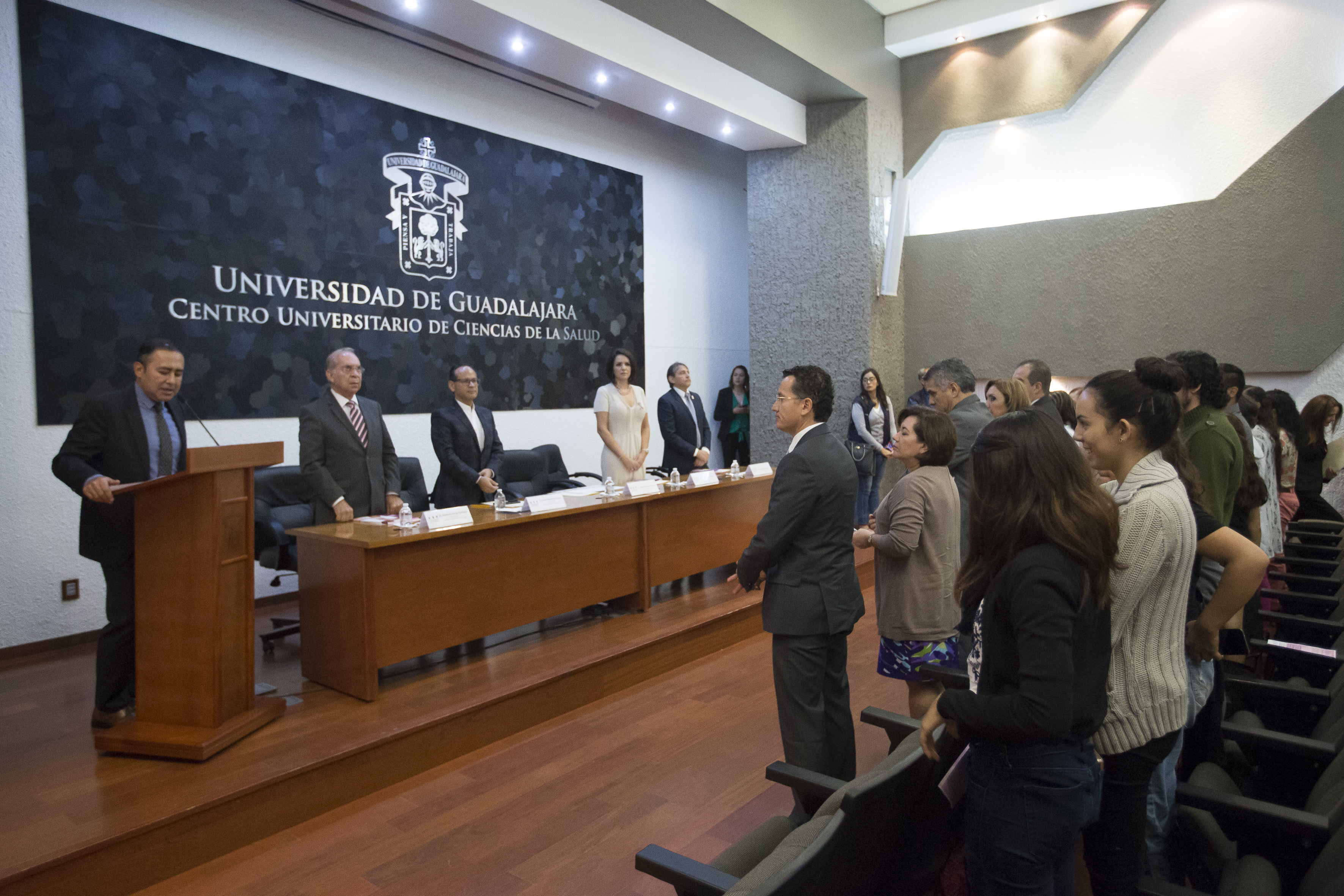 Público de pie durante la declaratoria inaugural del simposio