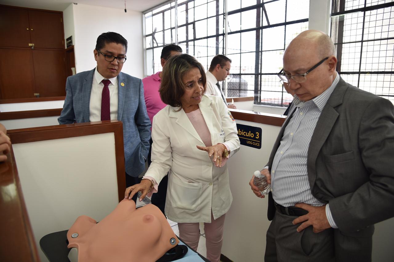 Exponen al rector de CUTonalá algunos simuladores del área materno infantil