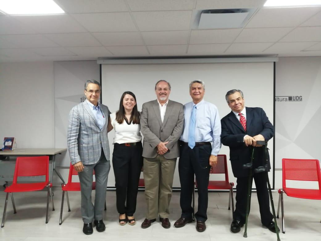 Foto grupal de los directores del libro asistentes a la presentación