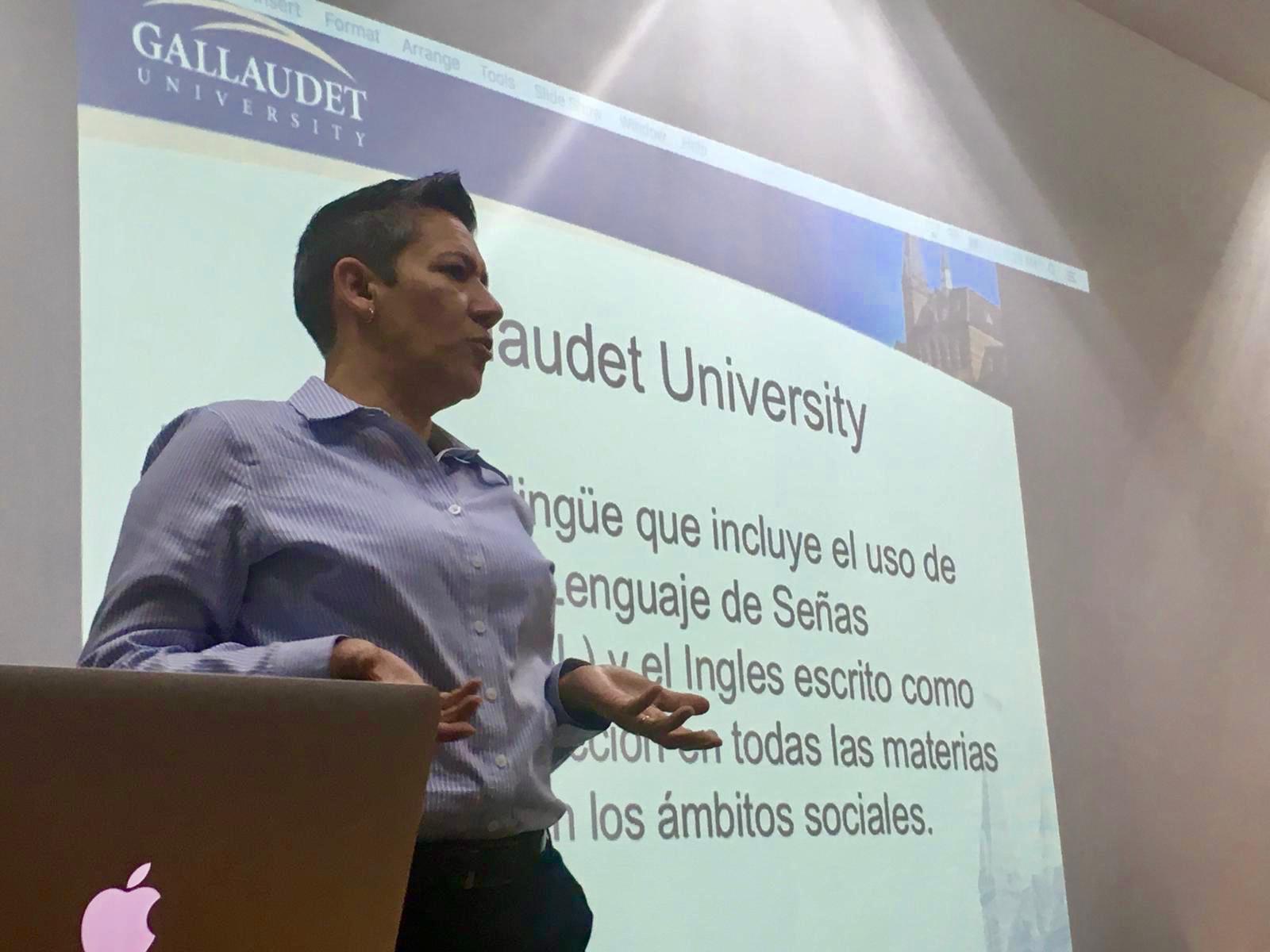 Dra. Maribel Gárate impartiendo conferencia