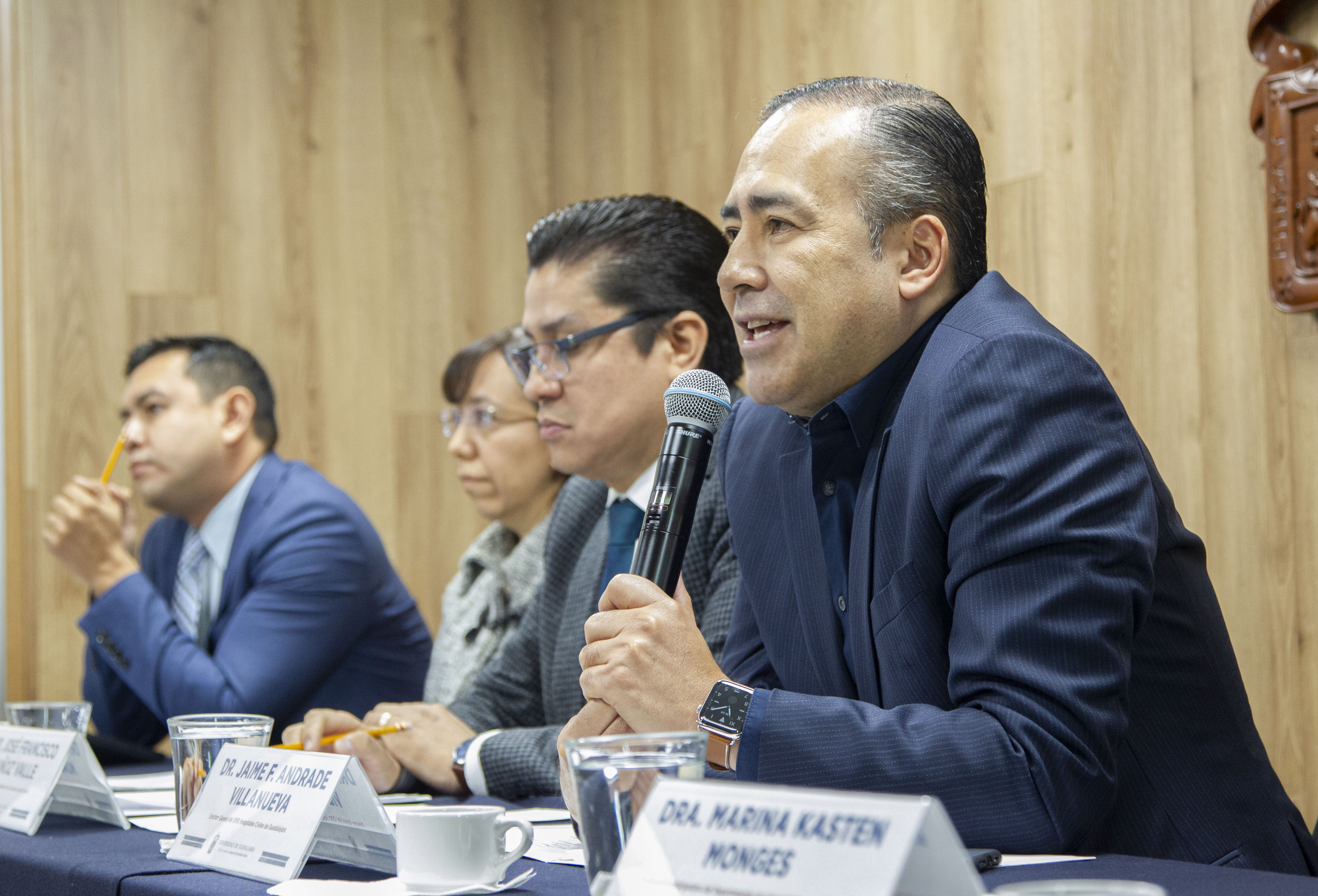 Director General Hospitales Civiles al micrófono en rueda de prensa