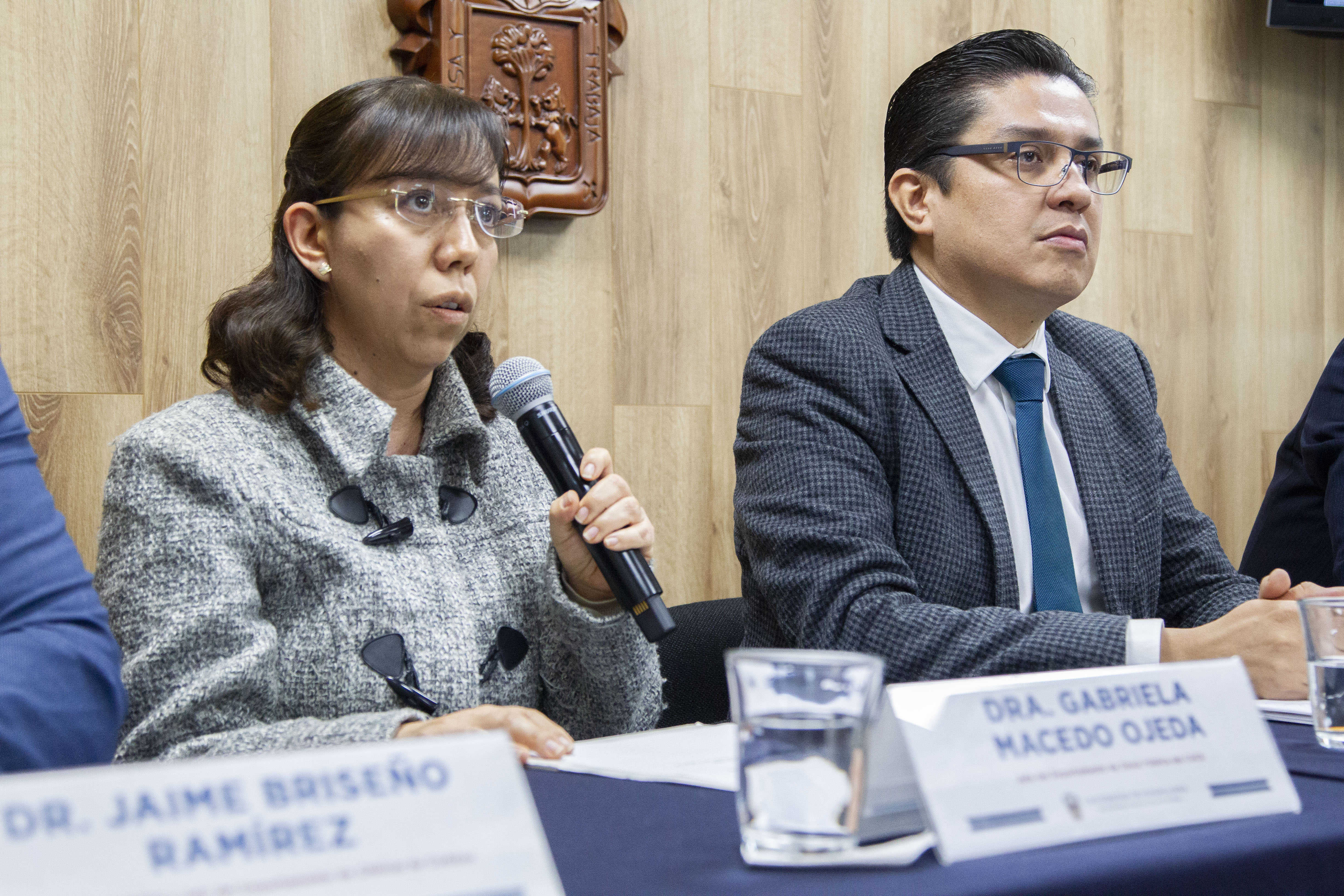 Jefa de Salud Pública del CUCS al micrófono en rueda de prensa