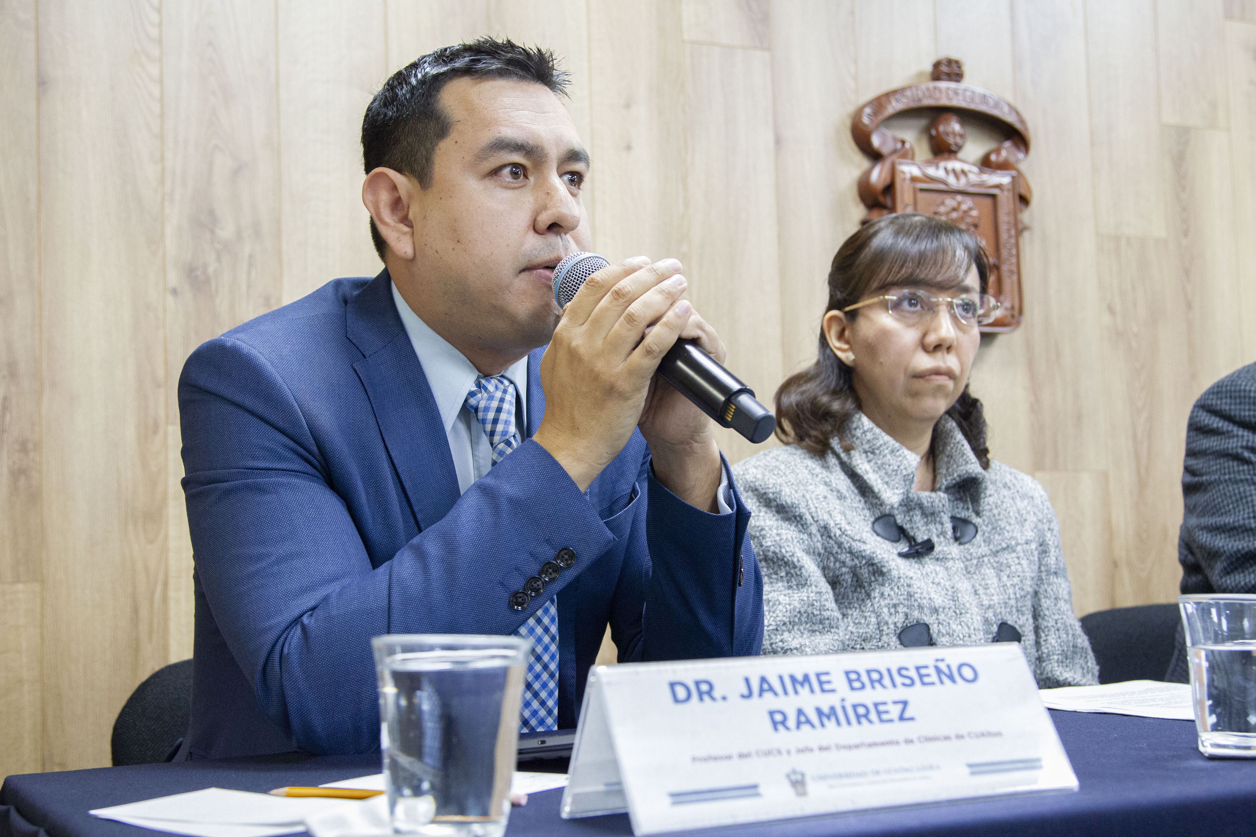 Académico e infectólogo del CUCS al micrófono en rueda de prensa