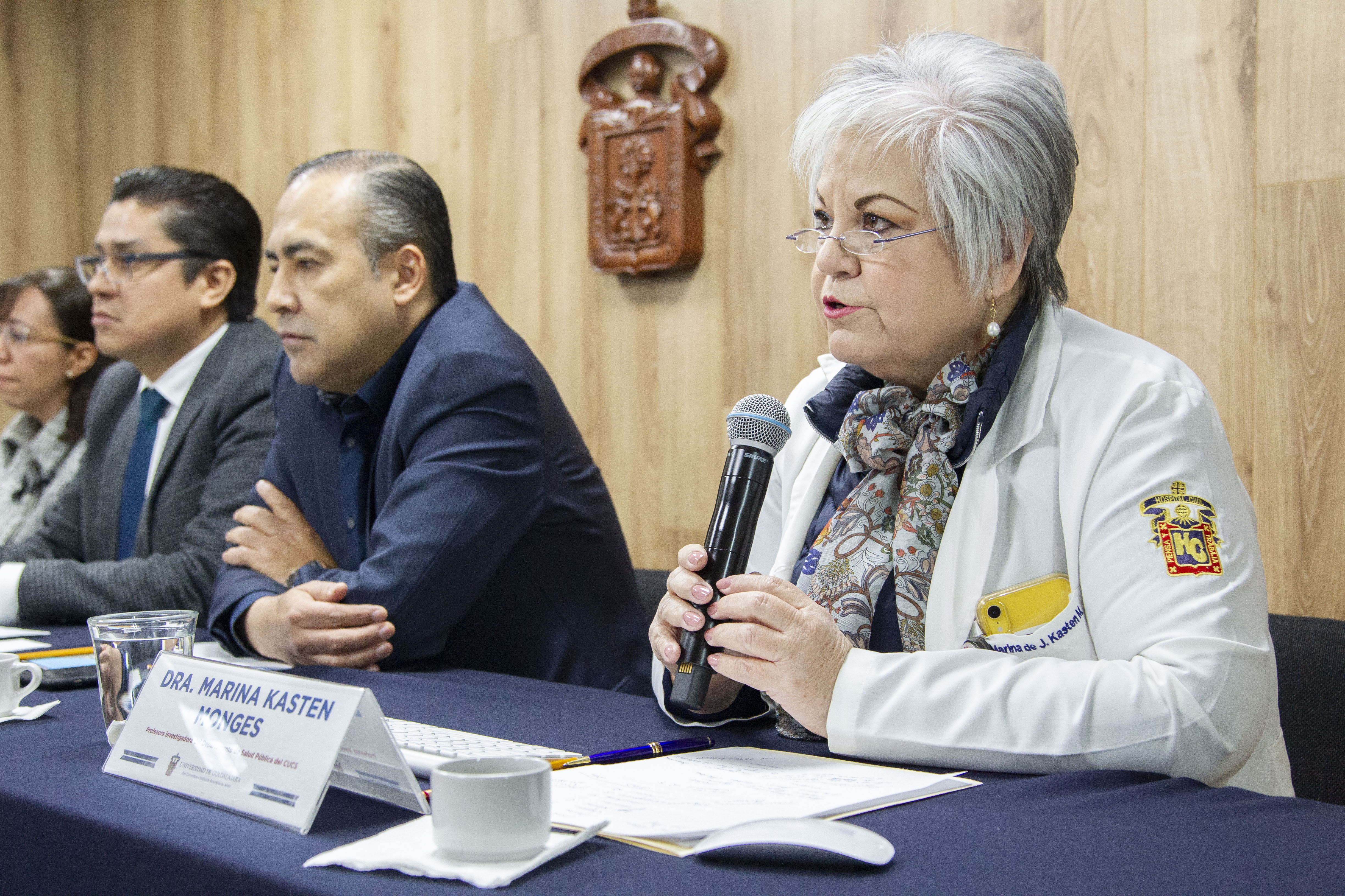 Infectóloga e investigadora del CUCS al micrófono en rueda de prensa