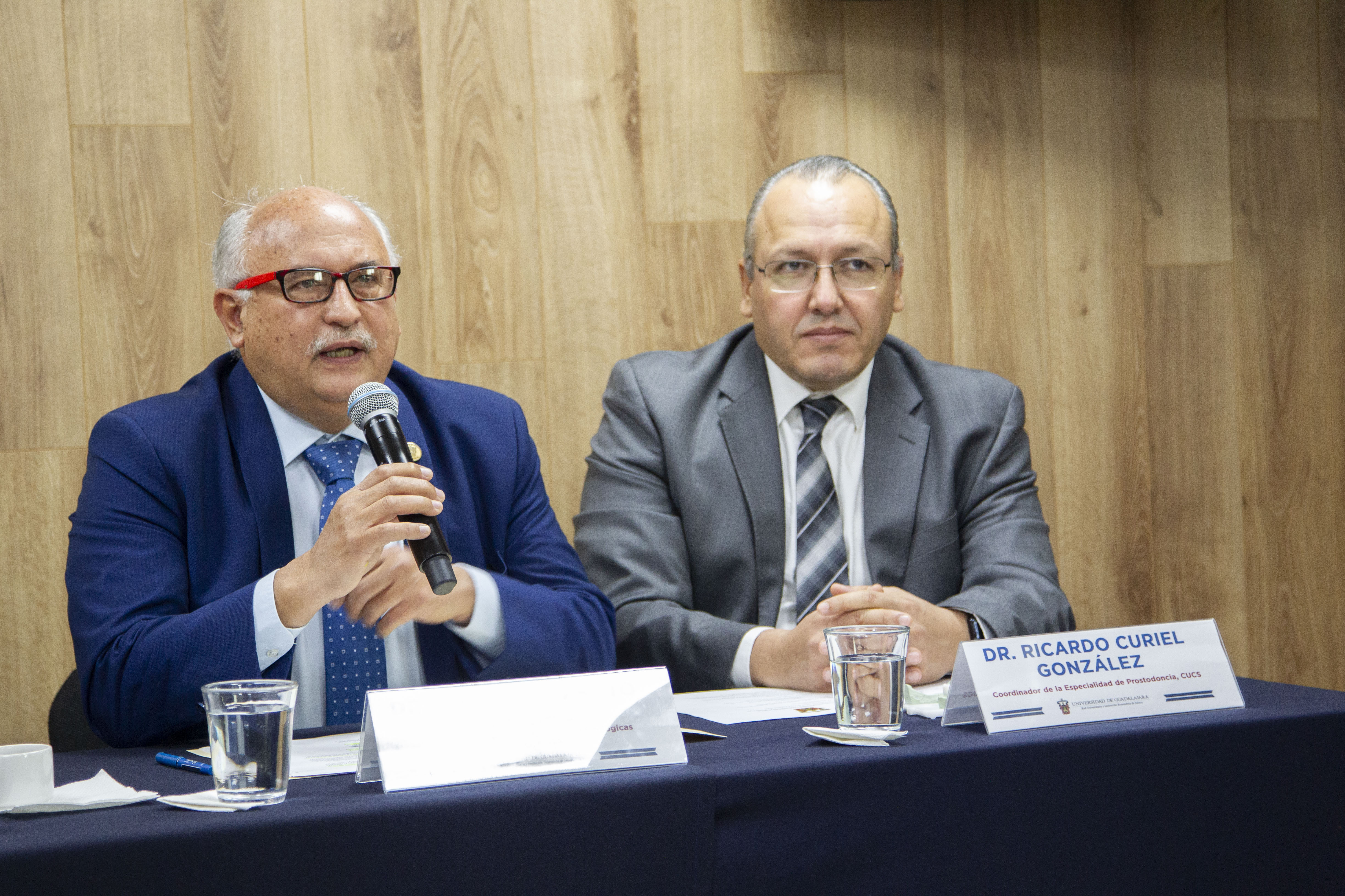 Jefe de Clínicas Odontológicas al micrófono en la Rueda de Prensa