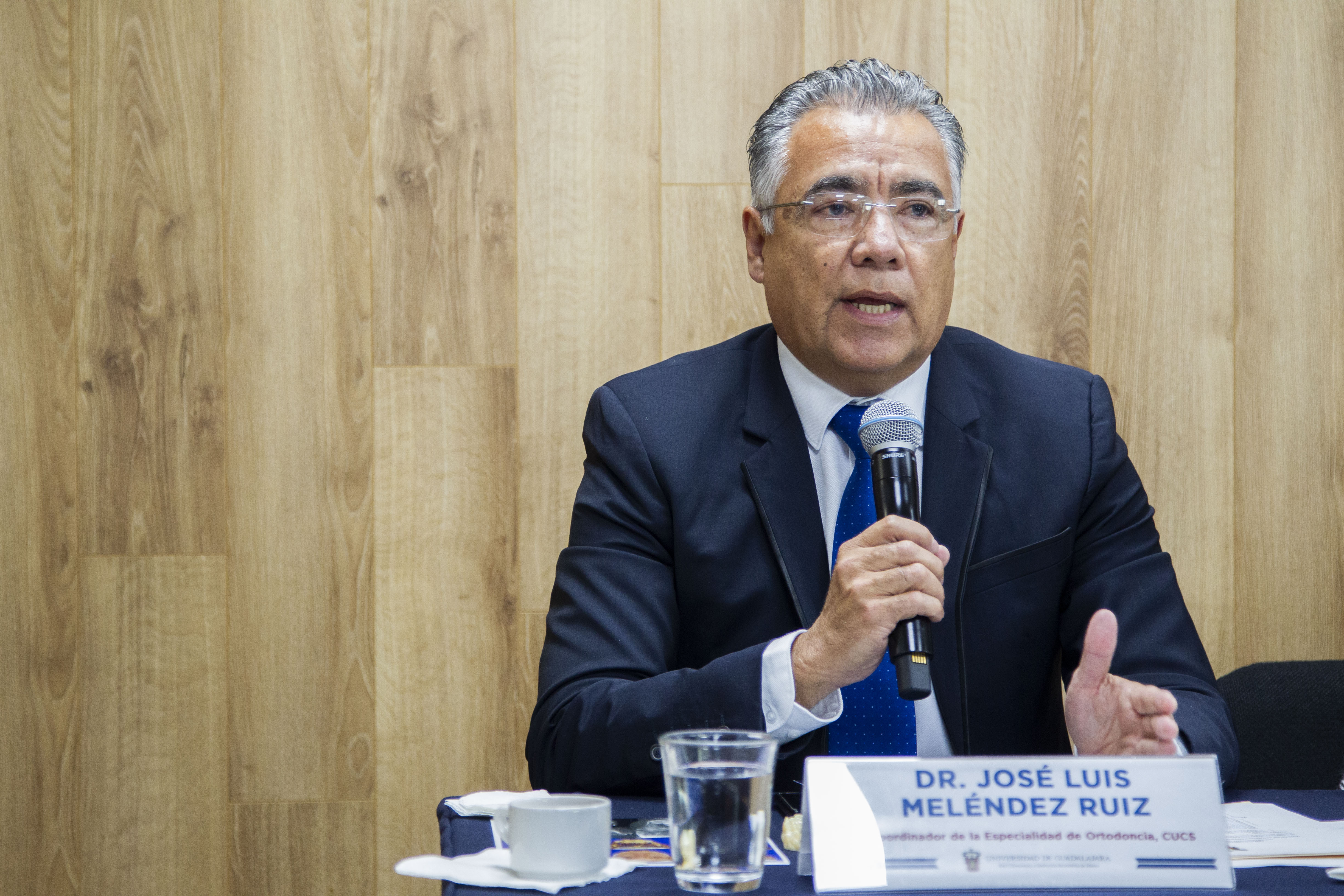 Coordinador Especialidad en Ortodoncial al micrófono en Rueda de Prensa