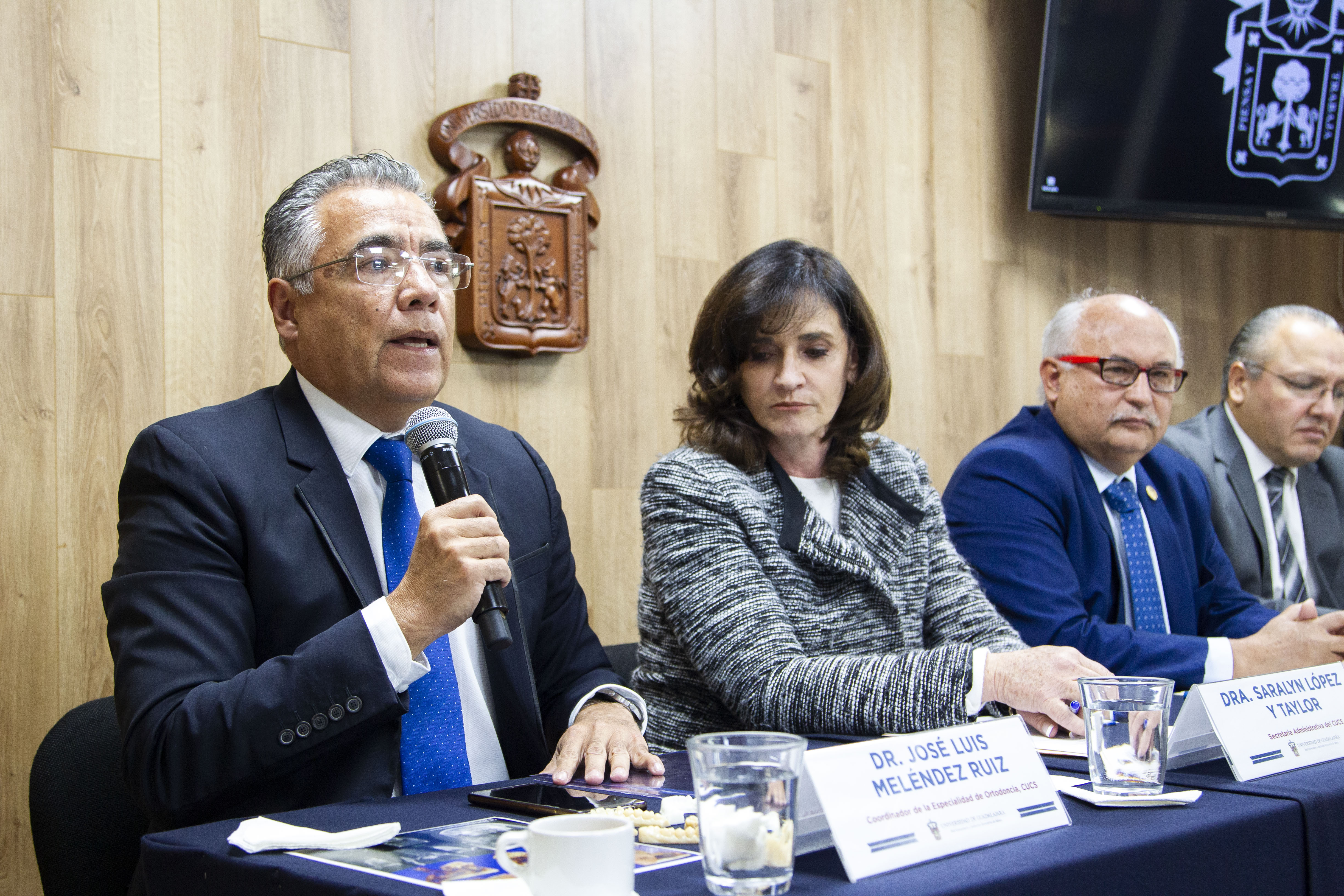 Toma lateral de miembros del presídium