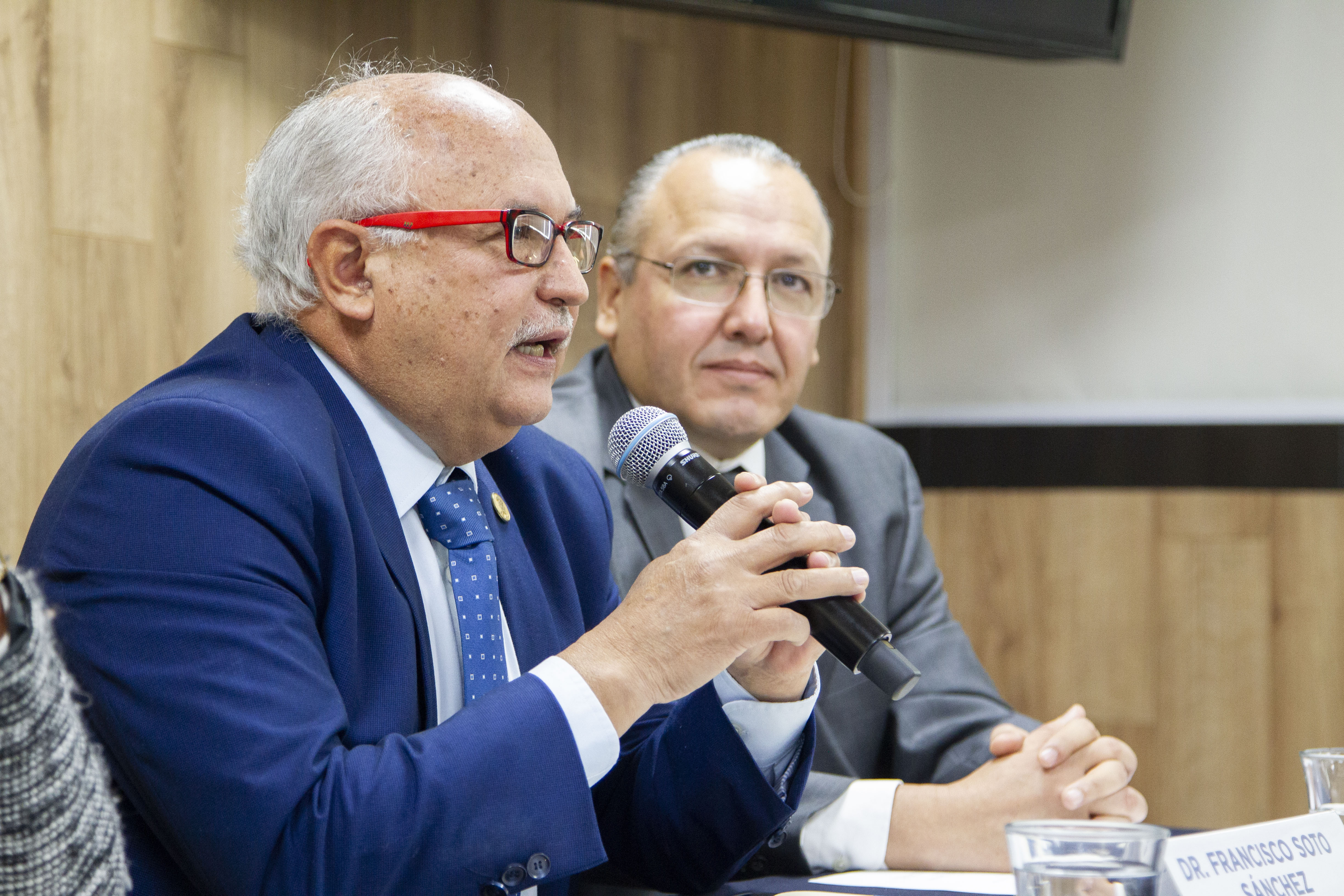 Jefe de Clinicas Odontológicas al fondo el Coordinador de la Especialidad en Periodoncia