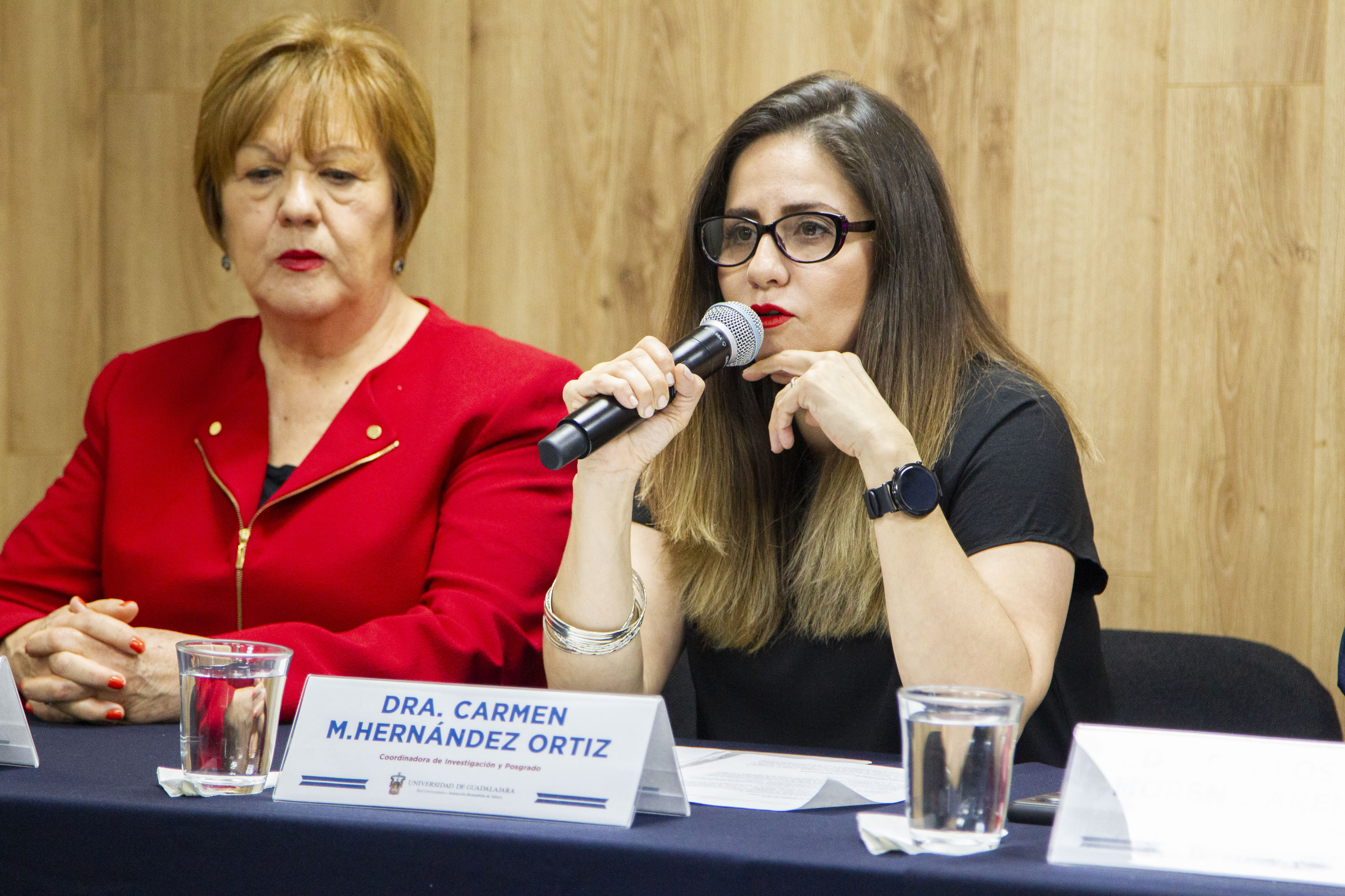 Coordinadora General de Investigación y Posgrado al micrófono