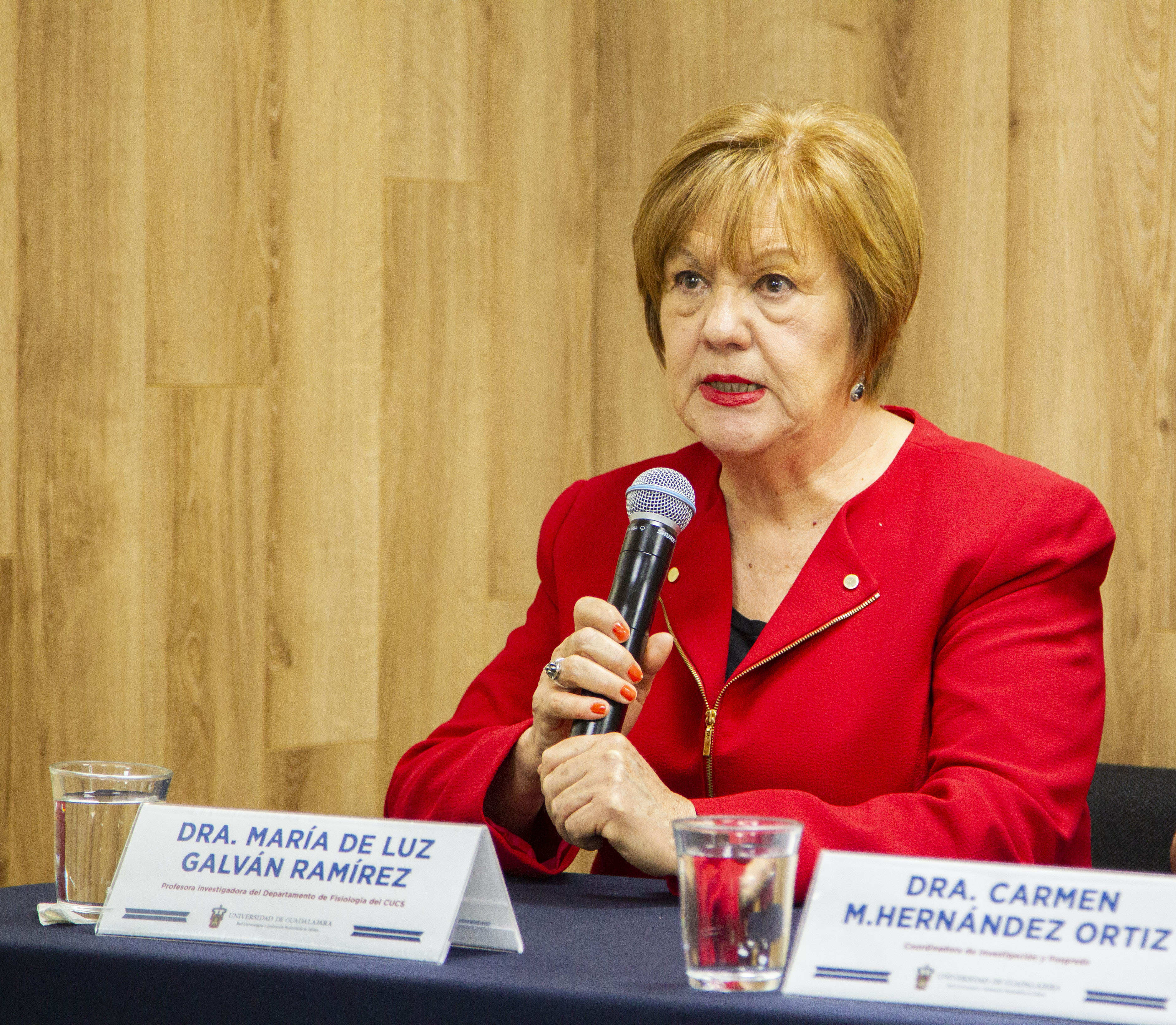 Dra. Ma. Luisa Galván al microfono en la Rueda de Prensa