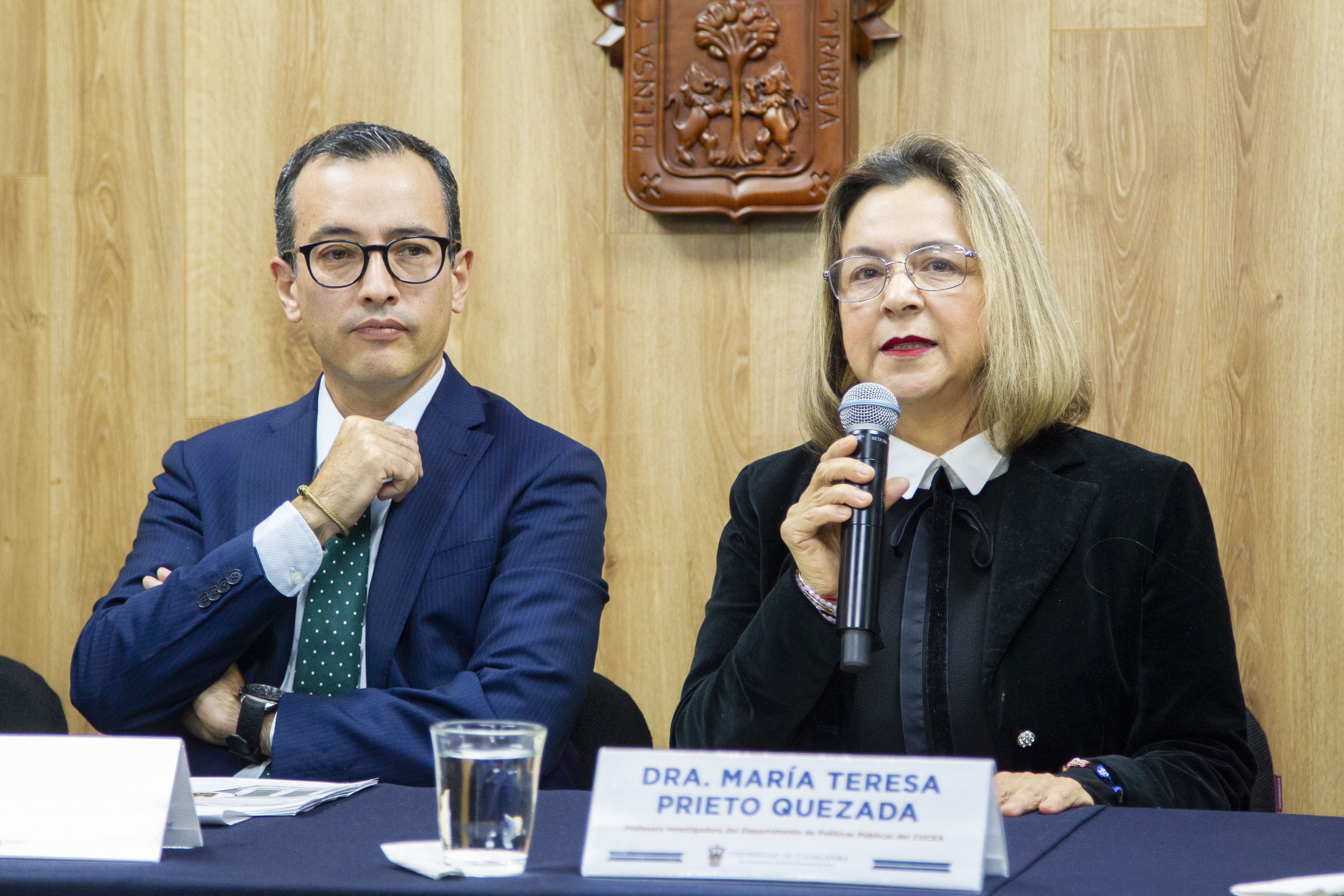 Dra. María Teresa Prieto Quezada al micrófono