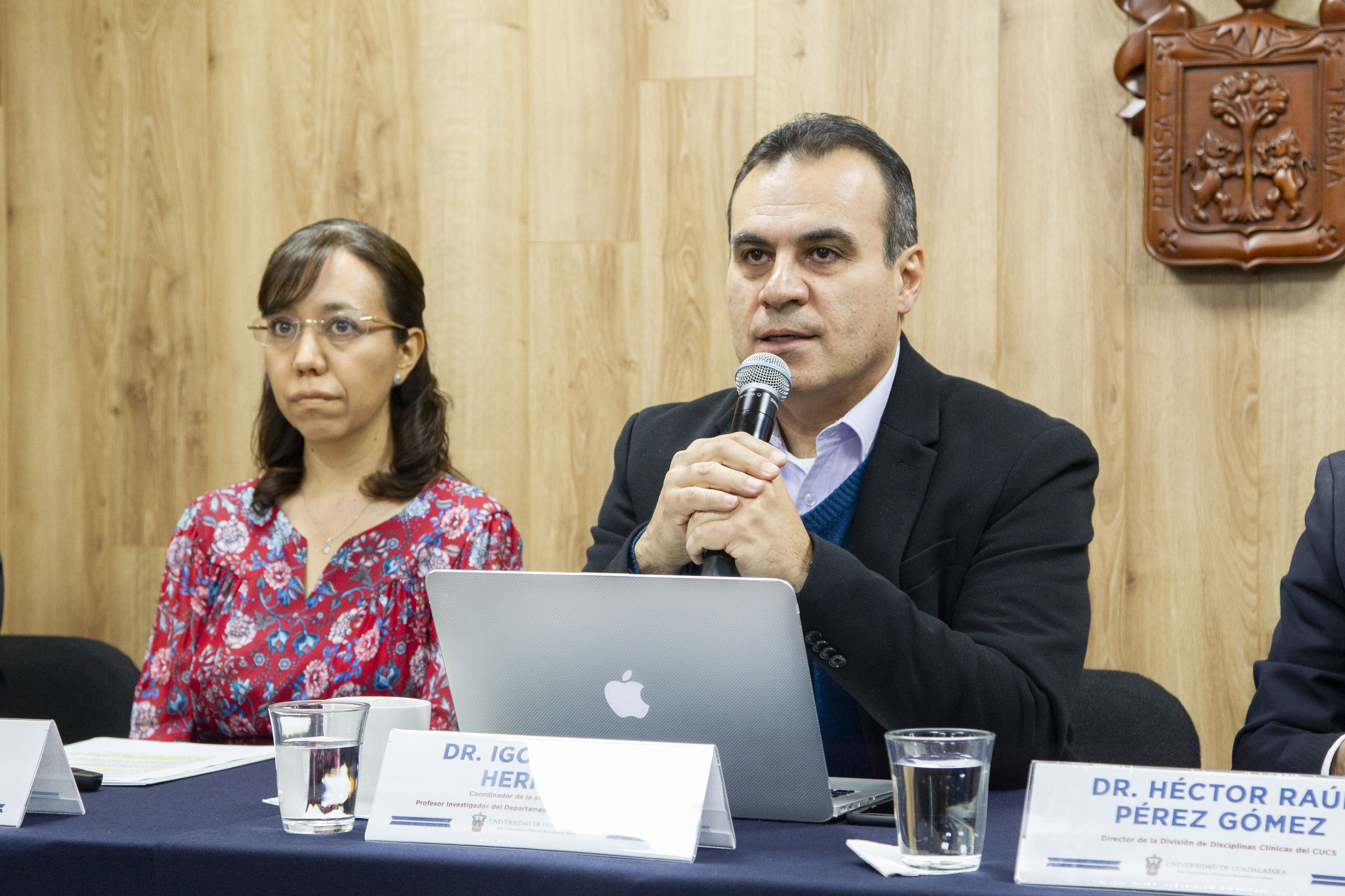 Coordinador de la Sala de Situación al micrófono en la rueda de prensa