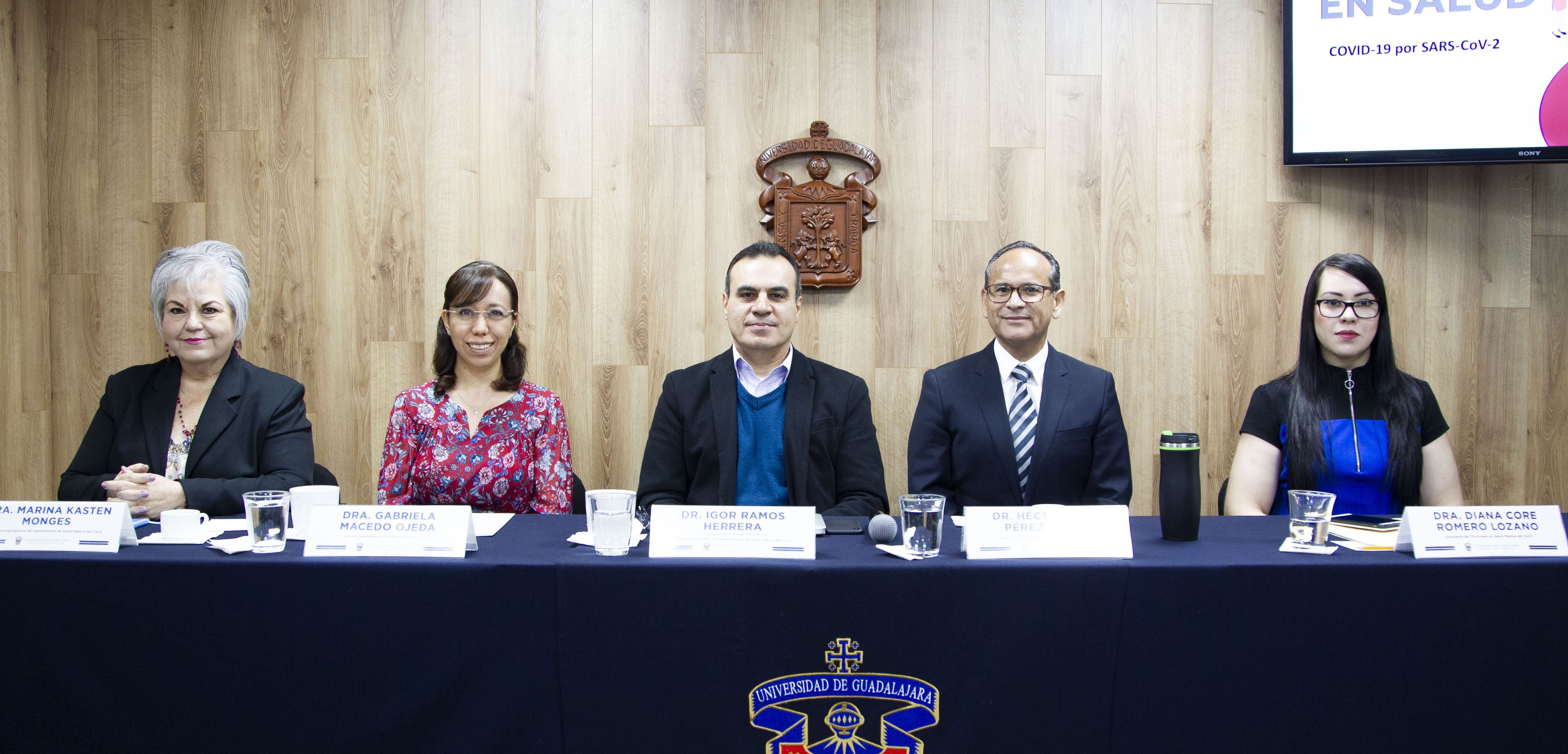 Miembros del presídium en la rueda de prensa