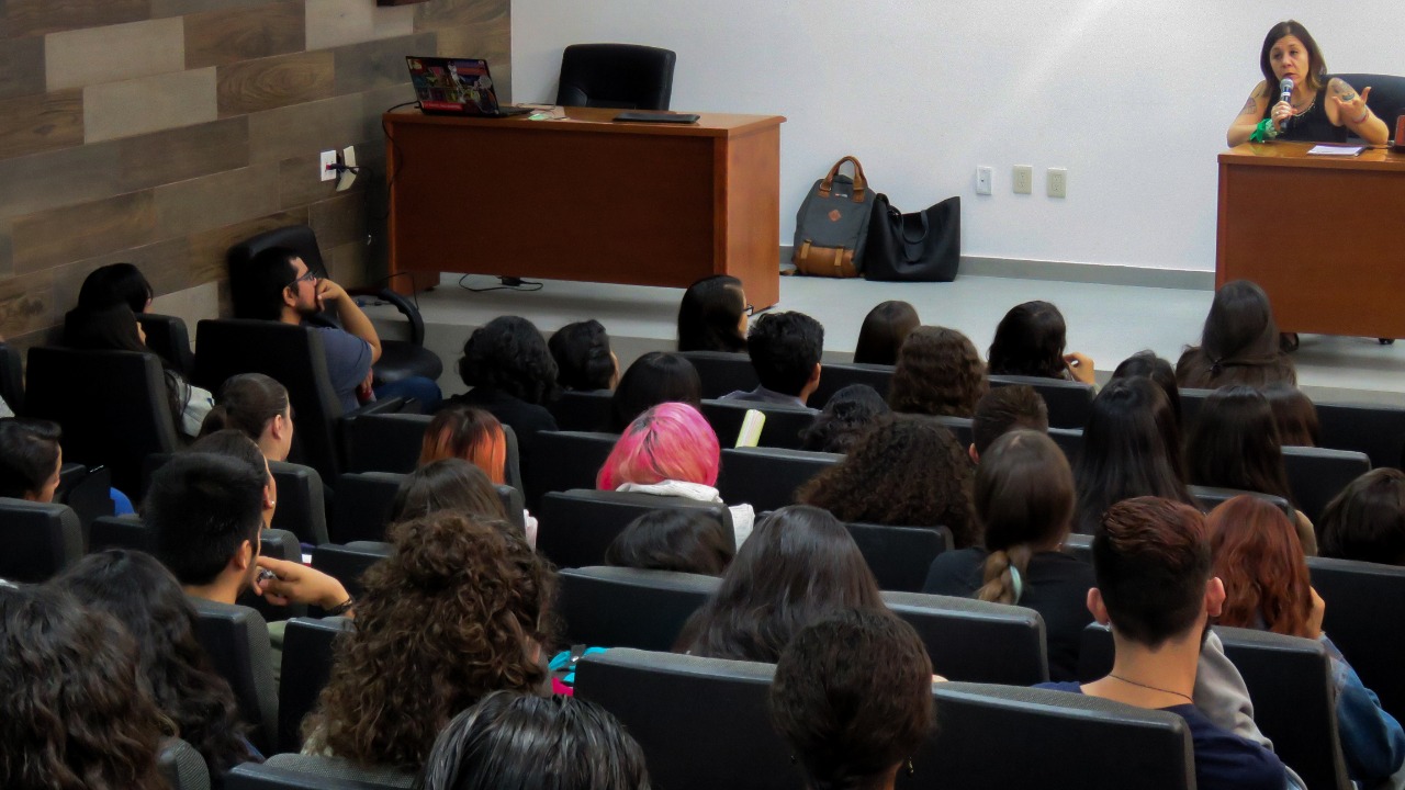 Vista general del auditorio, al fondo la ponente