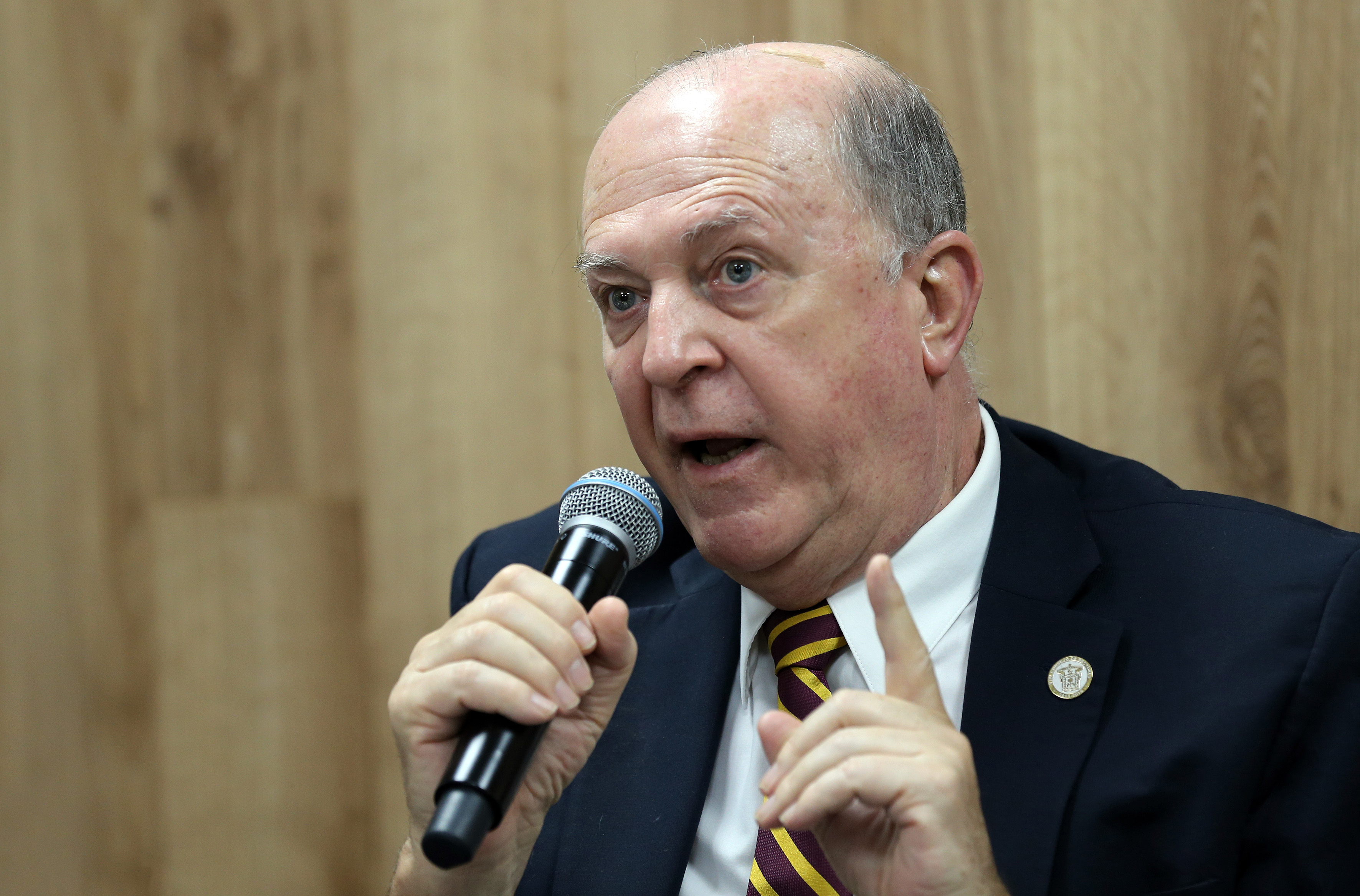 Rector General en rueda de prensa al micrófono