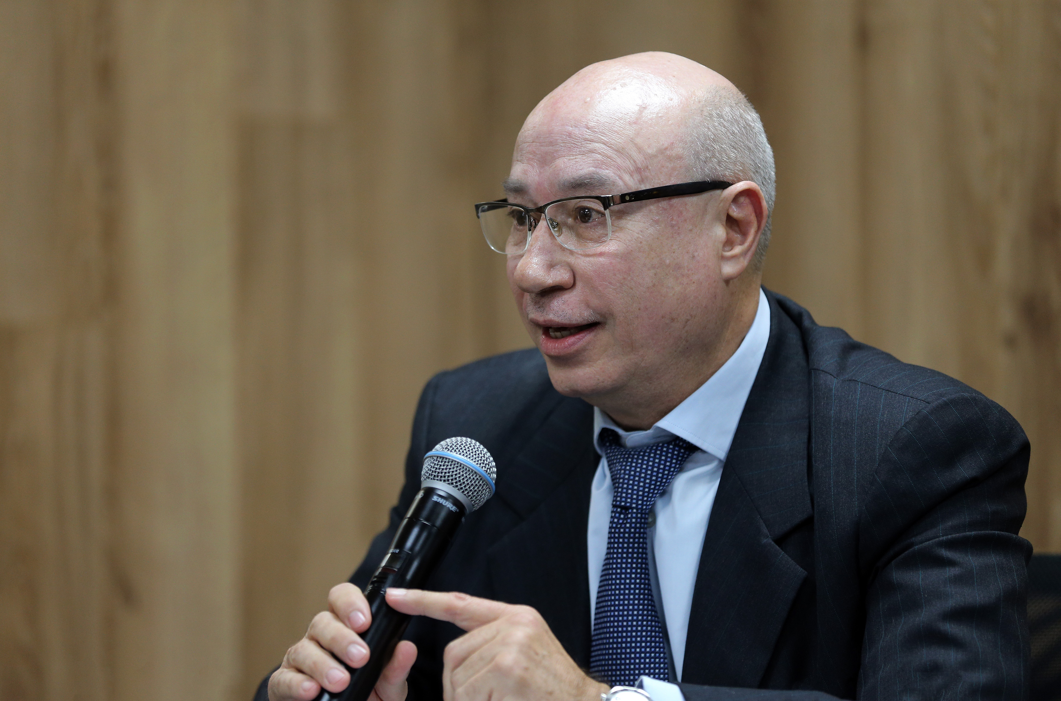 Dr. Alfredo Peña en rueda de prensa al micrófono