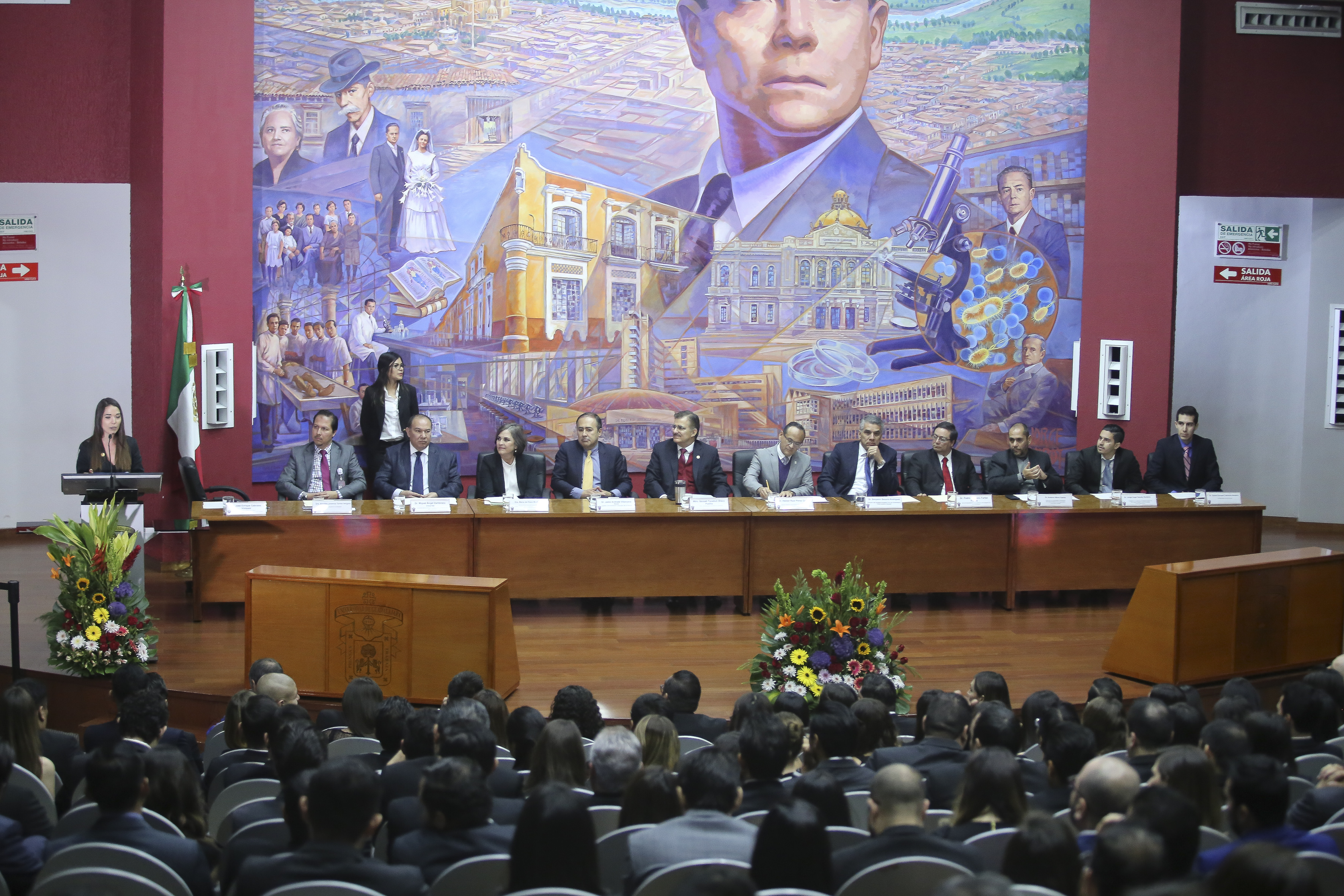 Miembros del presídum en toma general desde la parte posterior del auditorio