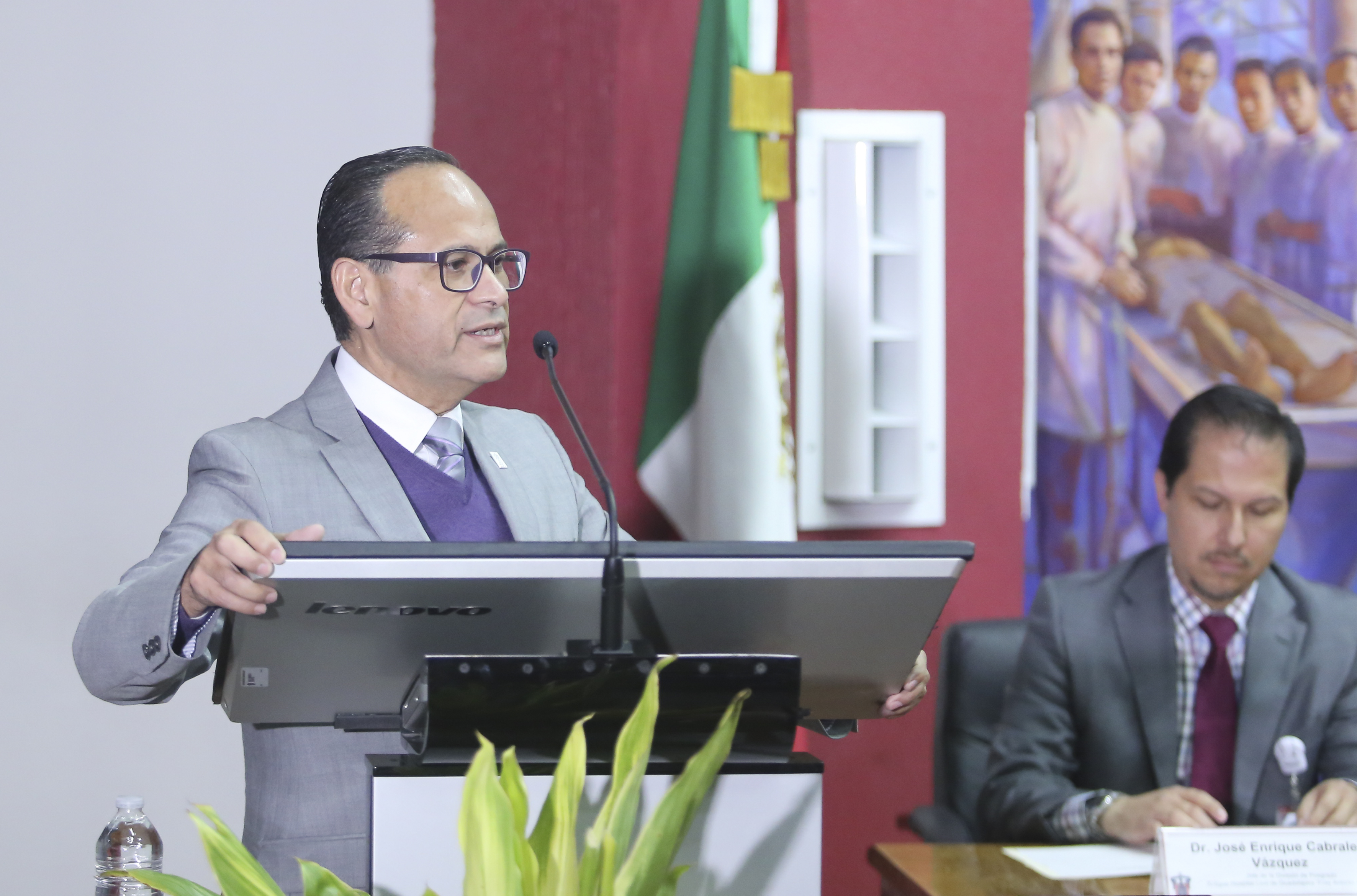 Director General del Hospital Civil de Guadalajara al micrófono en el podium