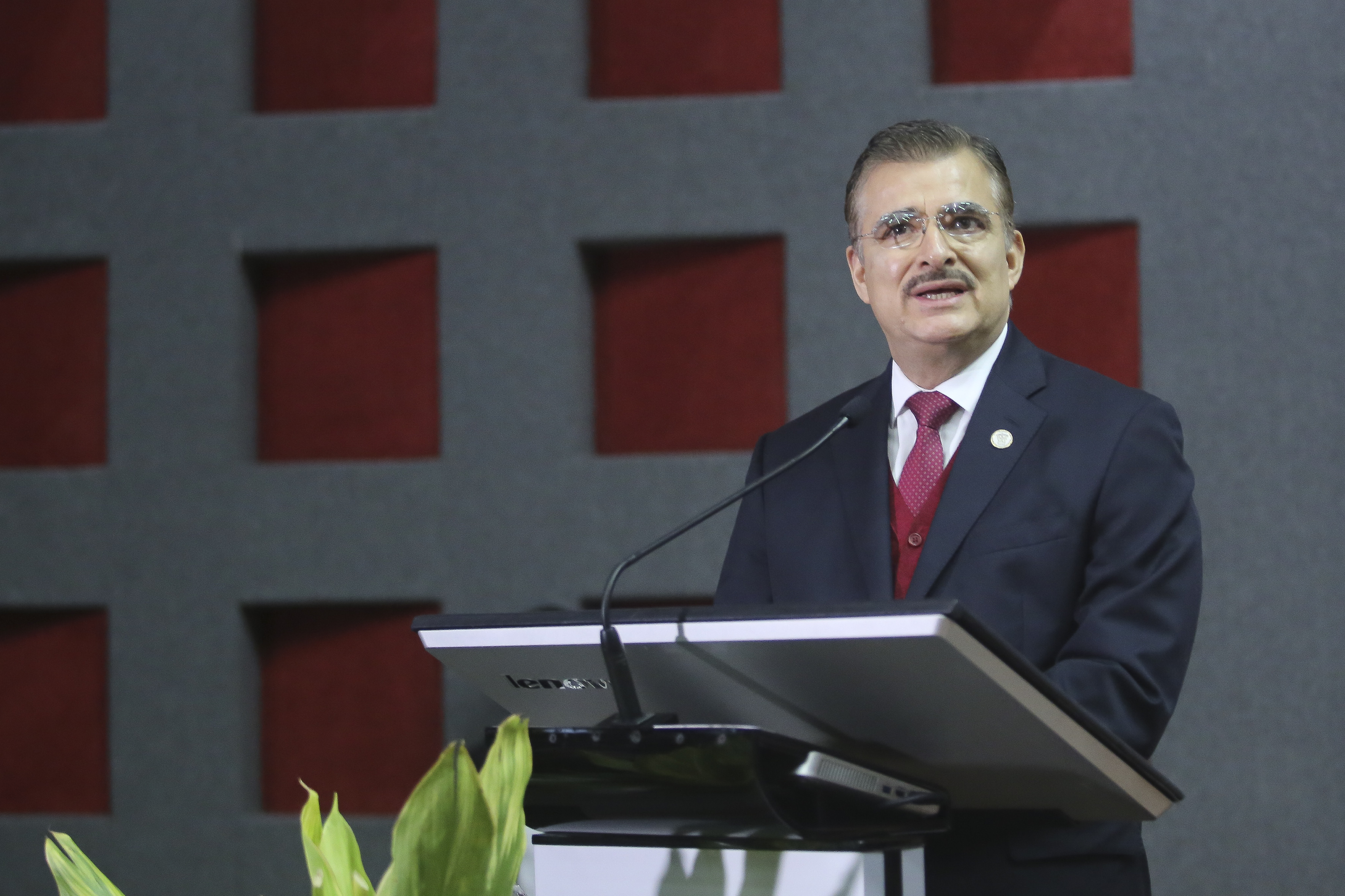 Rector General ofreciendo mensaje a graduados