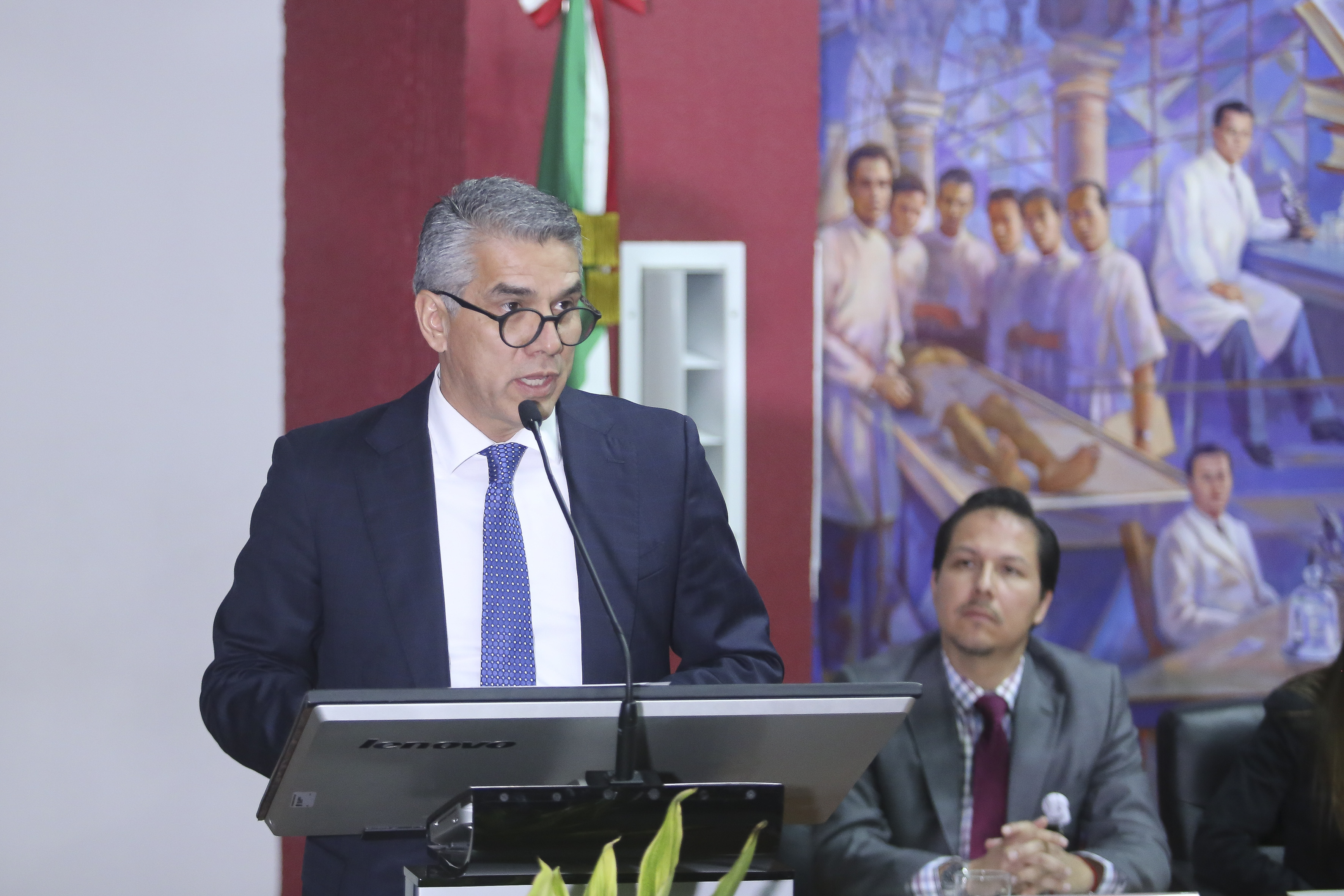 Director del Hospital Civil Fray Antonio Alcalde al micrófono en el podium