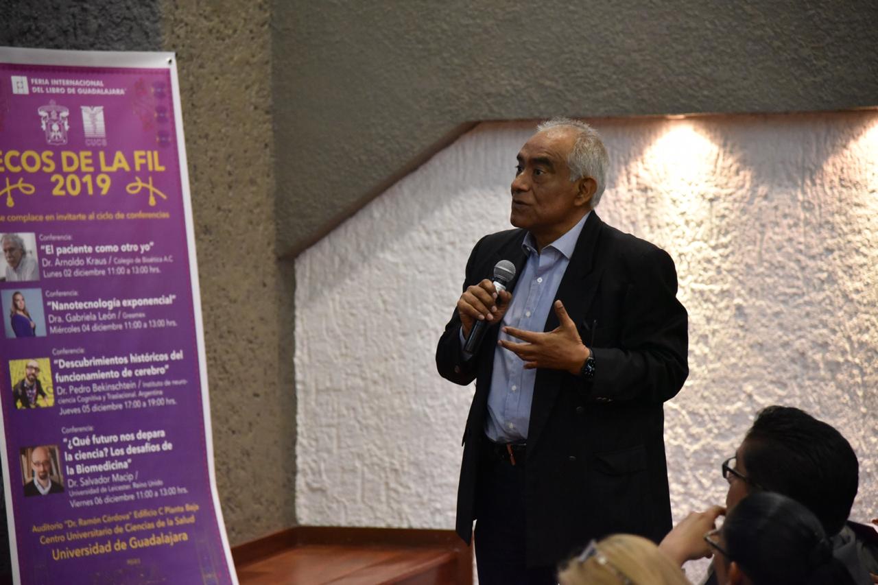 Público al uso del micrófono haciendo preguntas