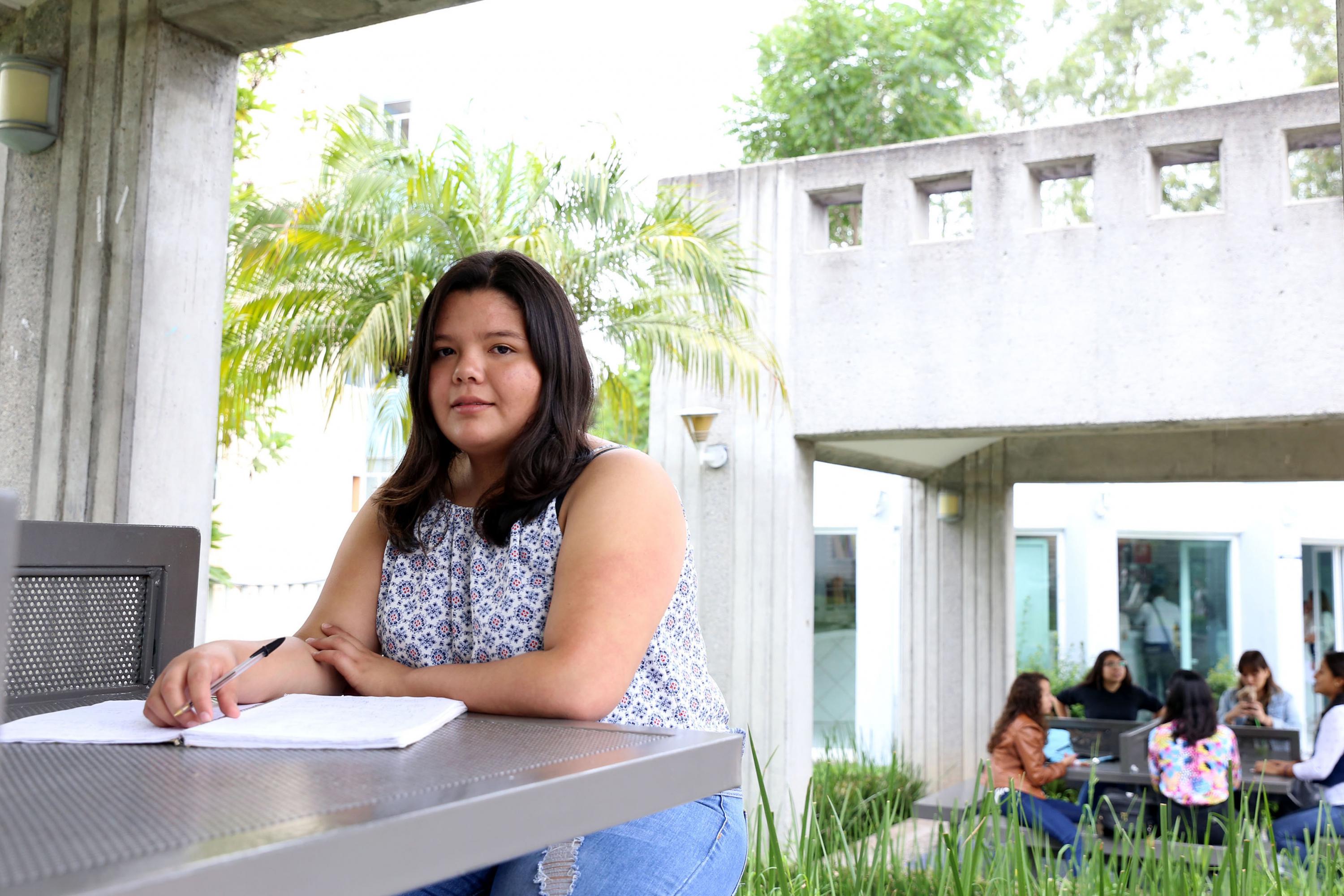 Alumna con mejor promedio en ciberterraza de lado