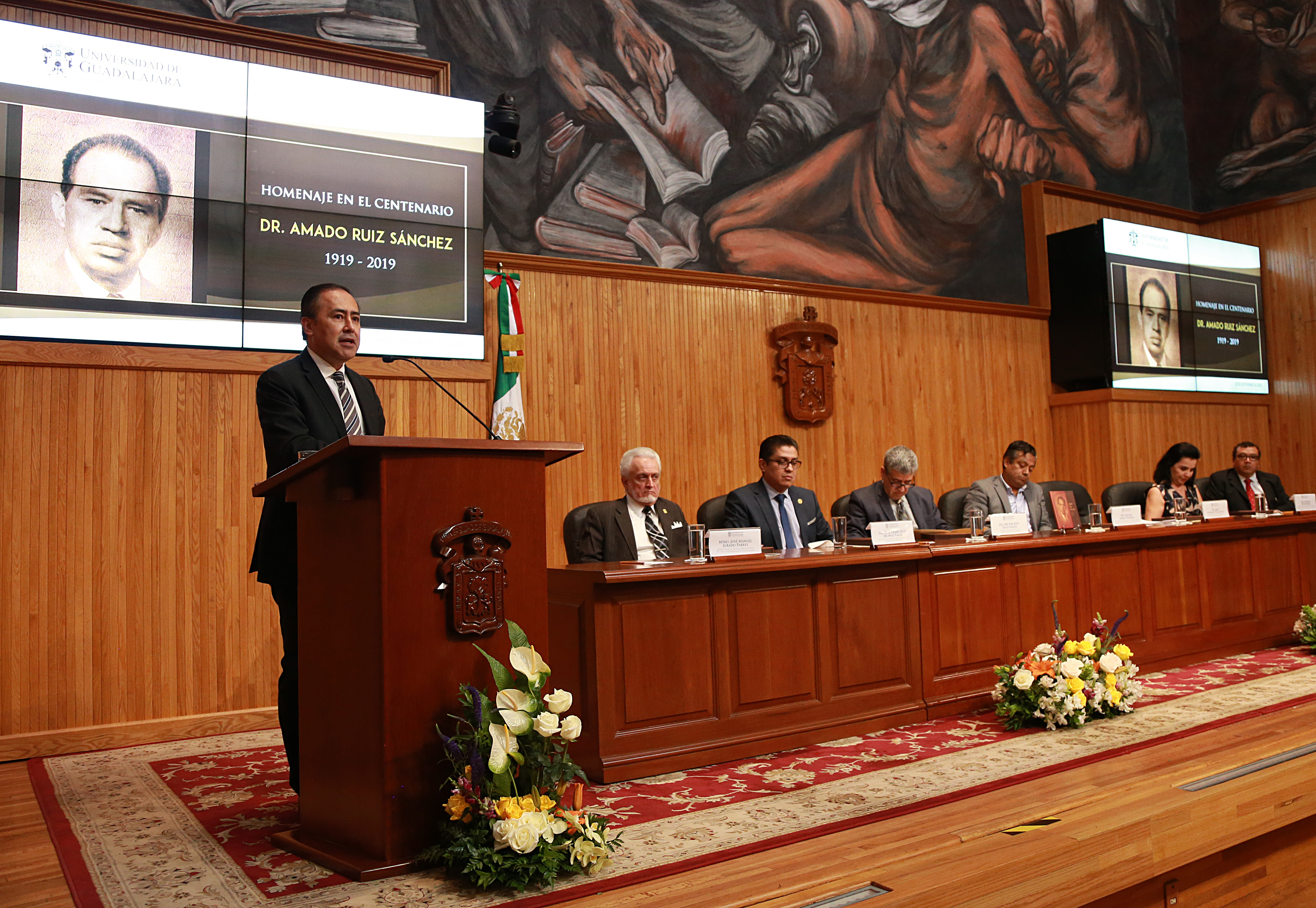 Director General Hospitales Civiles al pódium, a fondo miembros del presídium