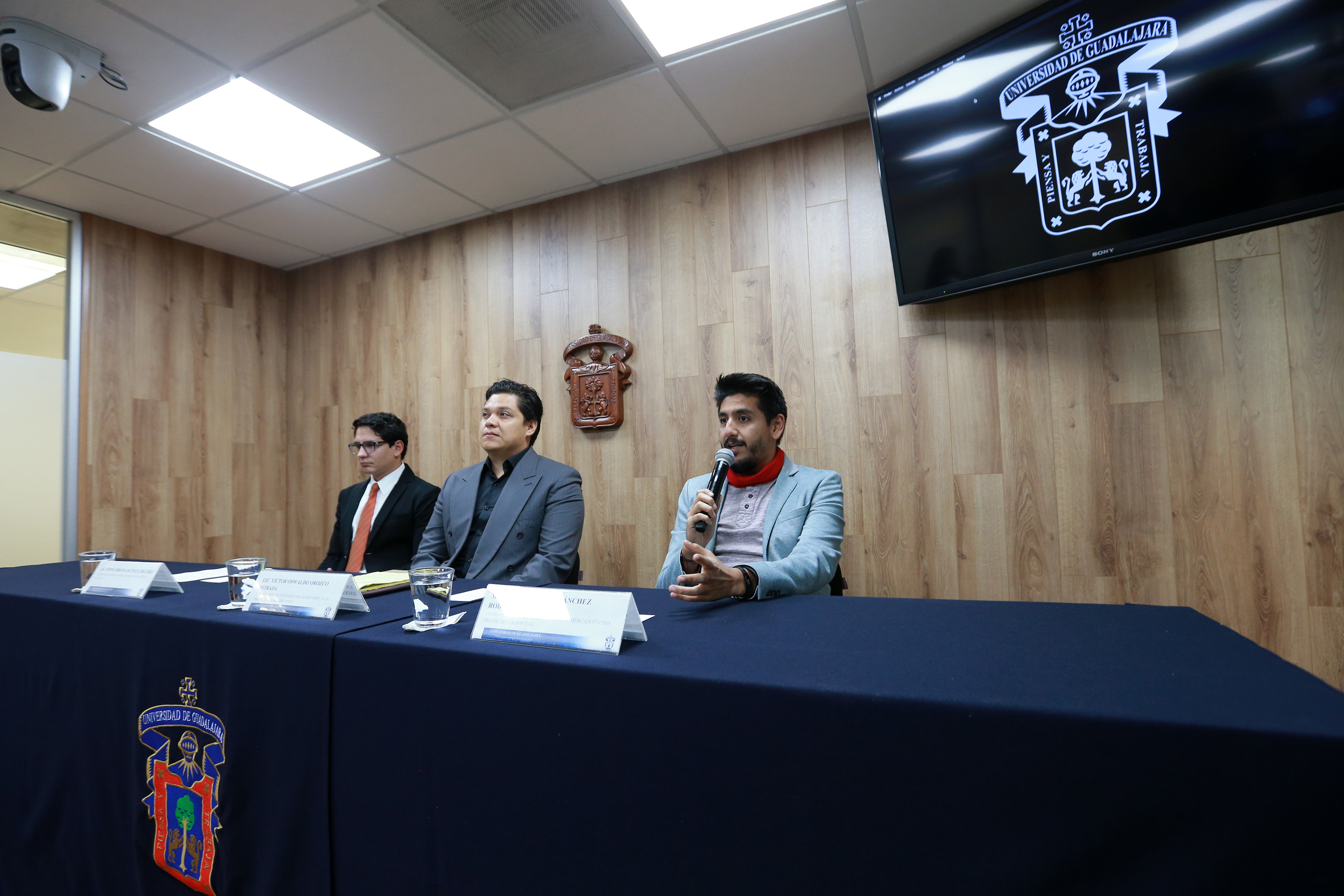 Miembros del presídium en rueda de prensa