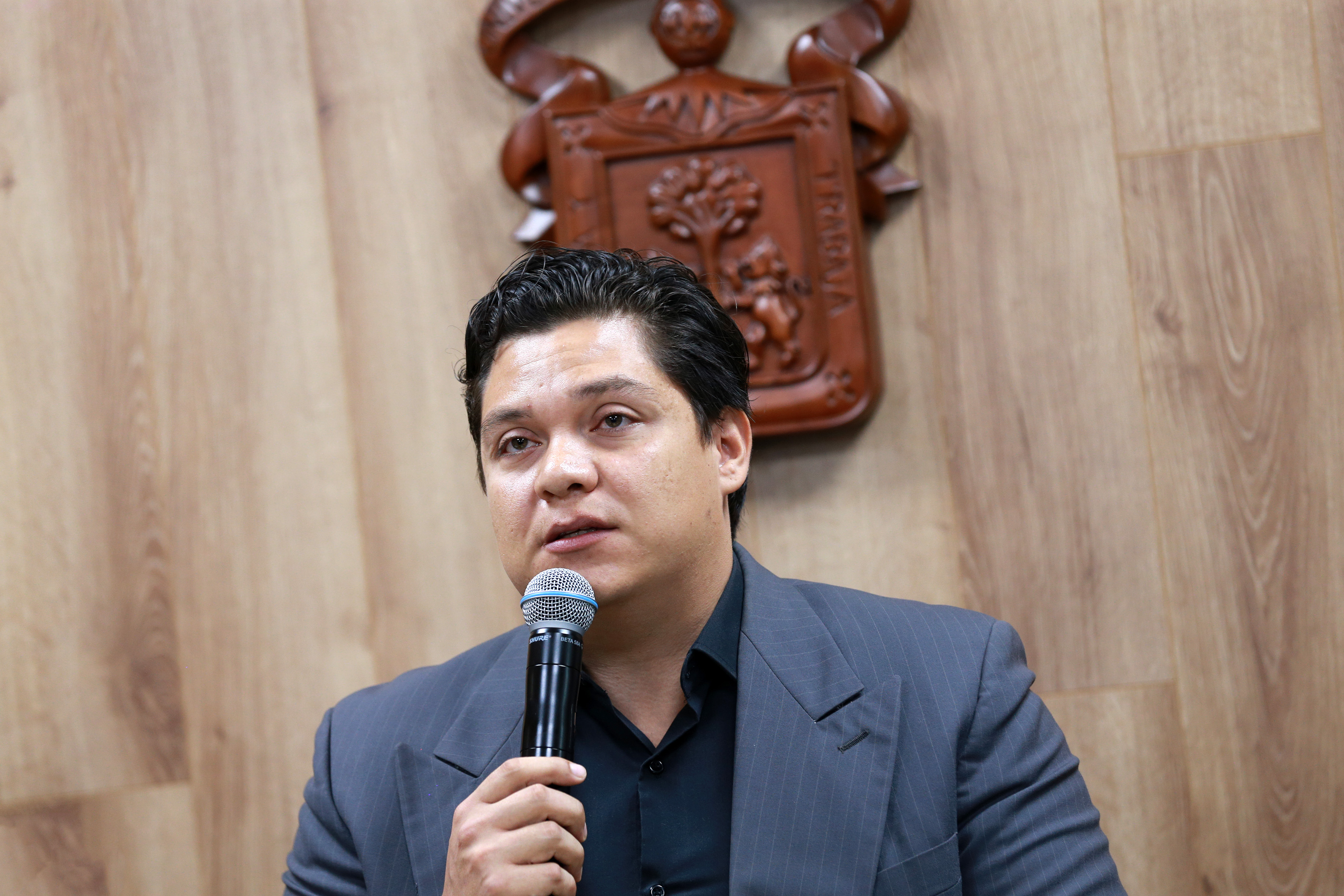 Lic Víctor Orozco al micrófono, toma cerrada