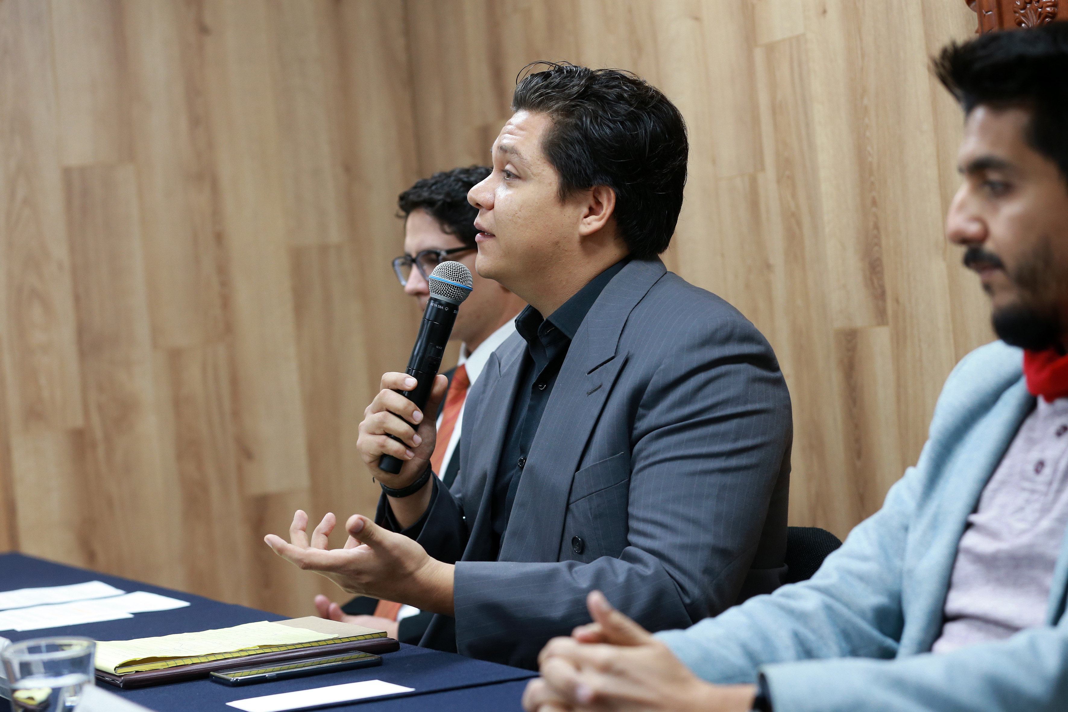 Lic. Víctor Orozco al micrófono