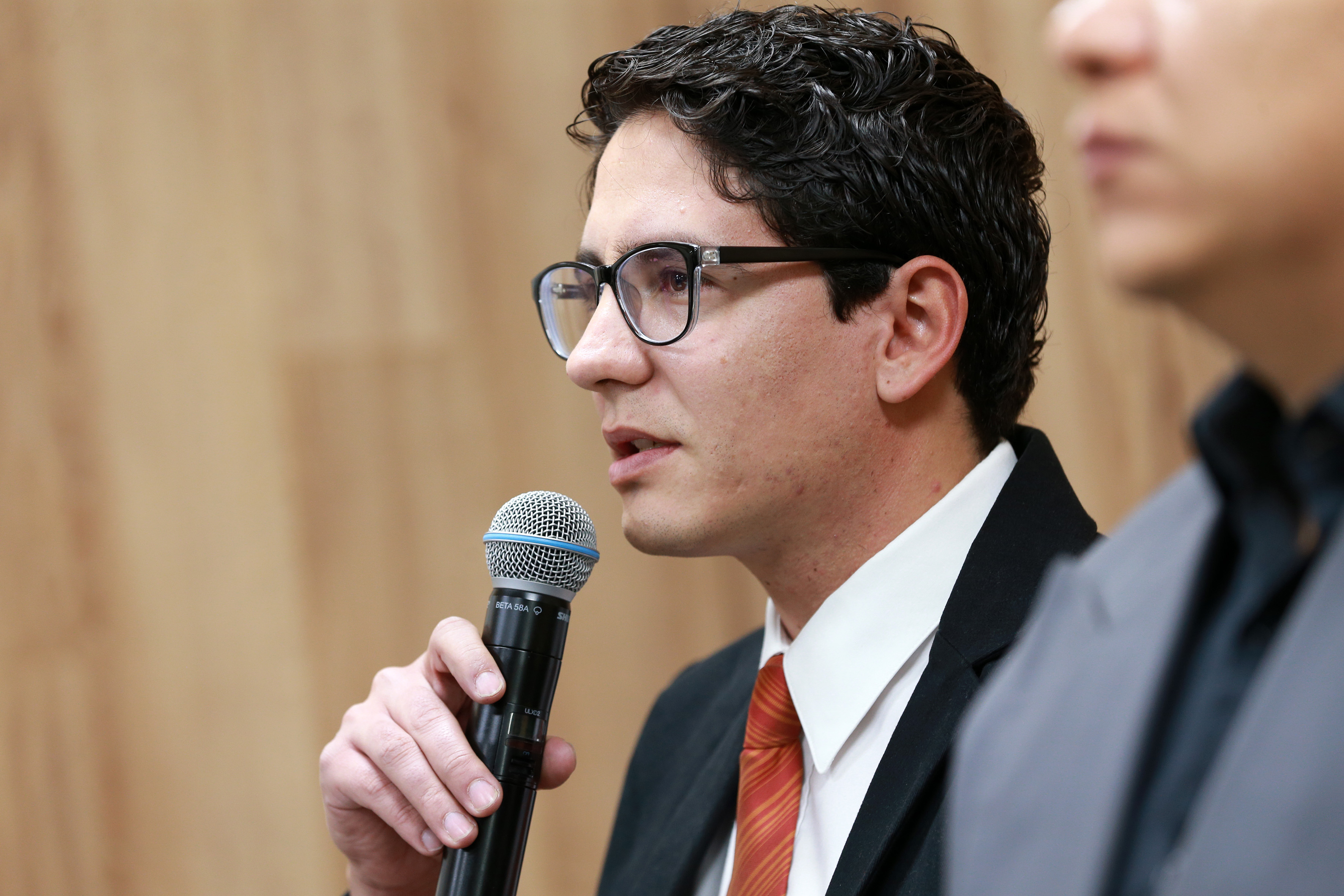 Lic Fernando Plascencia al micrófono, toma cerrada