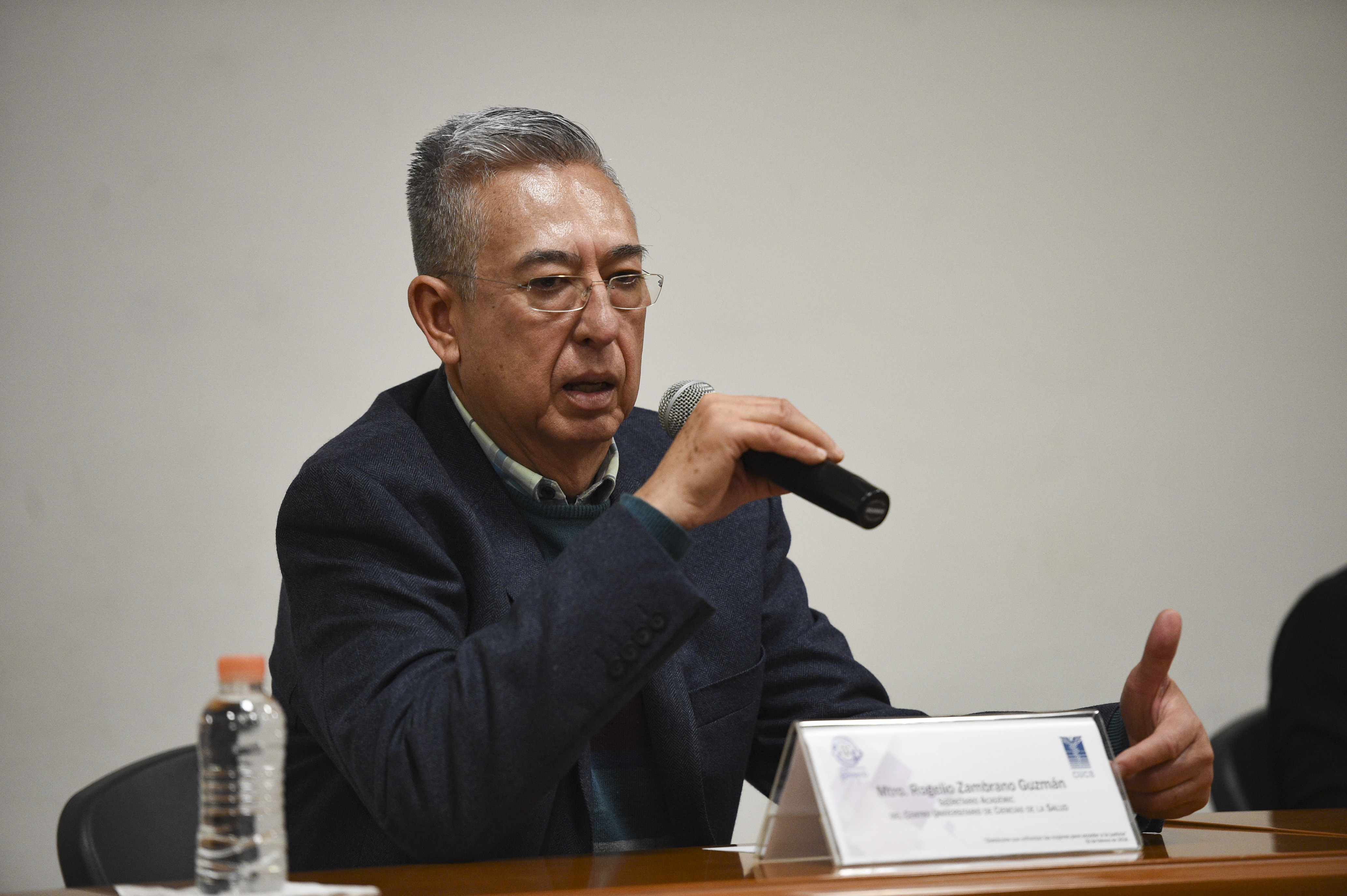 Dr. Rogerlio Zambrano Guzmán, secretario Académico CUCS, dando la bienvenida a la conferencia