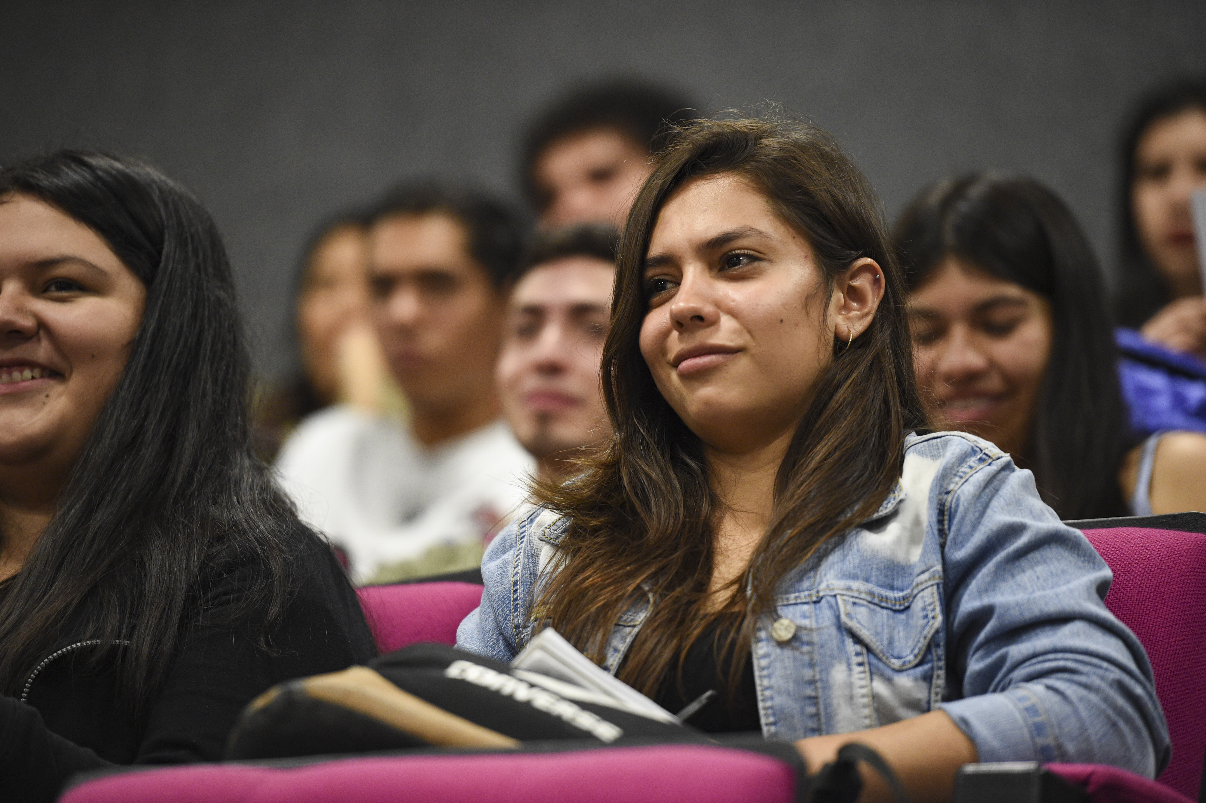 Alumnas del CUCS escuchando conferencia