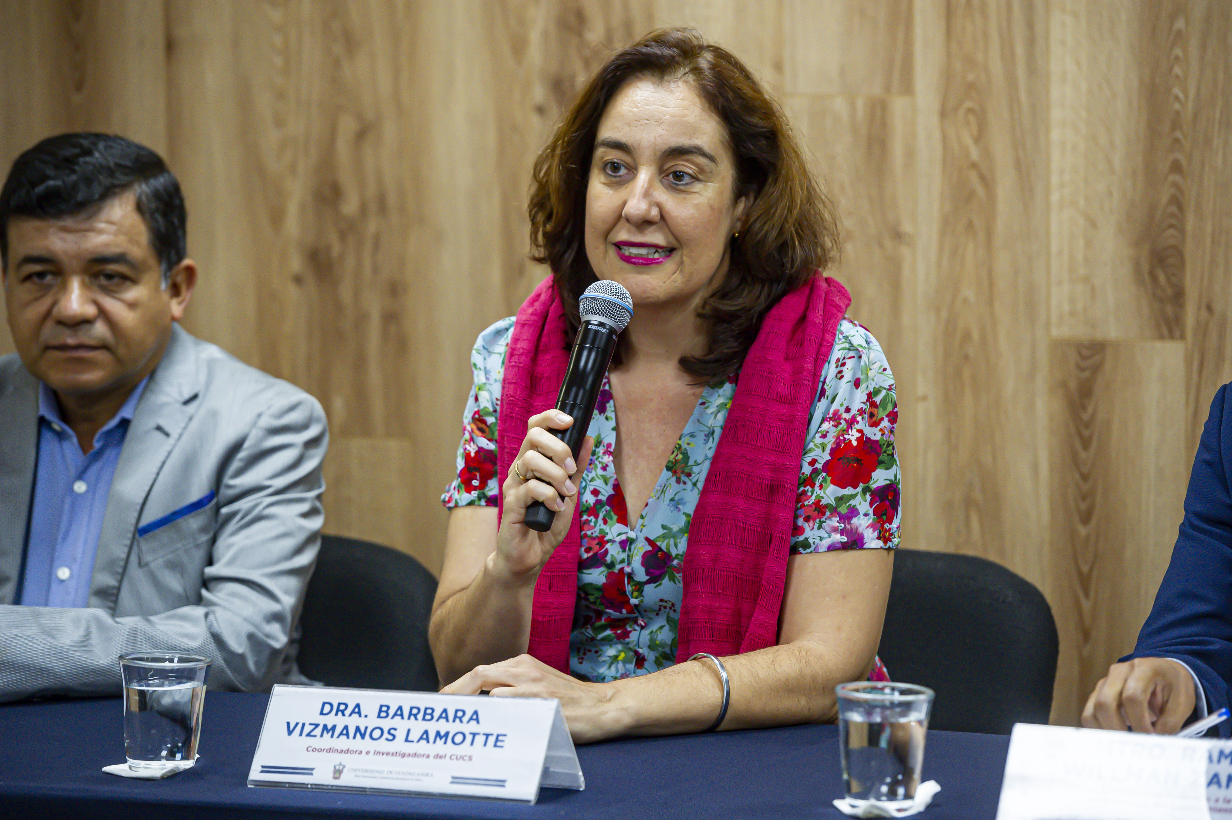 Dra. Barbara Vizmanos haciendo uso de la voz