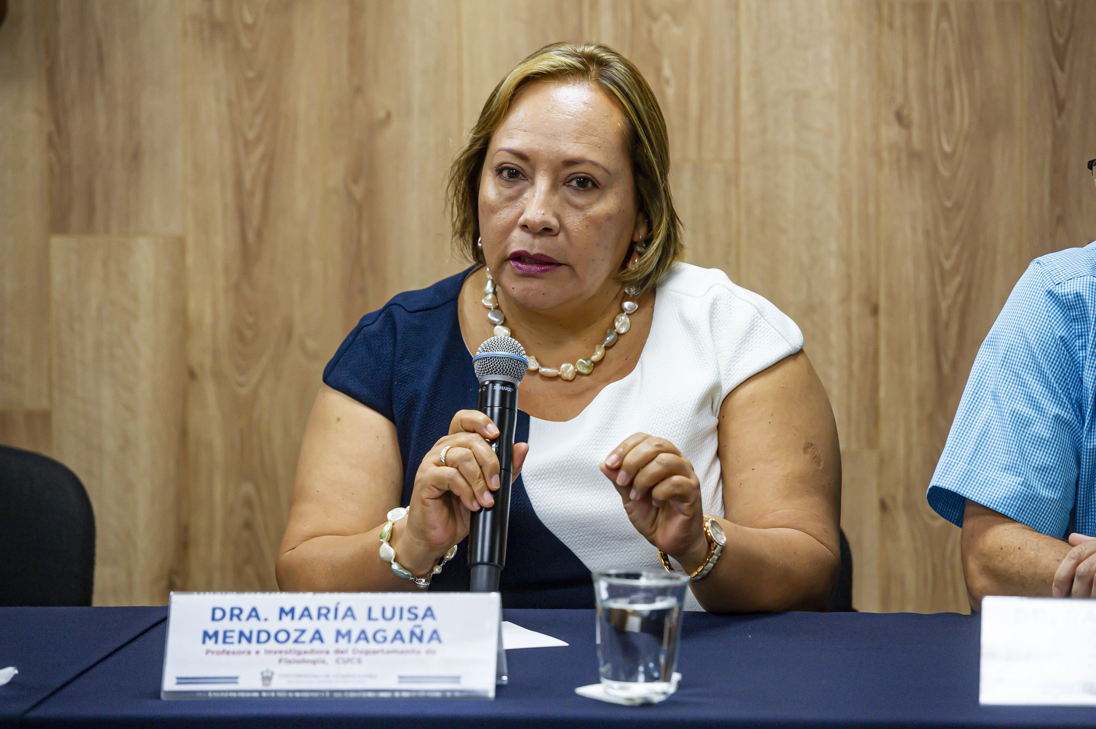 Dra. Maria Luisa Mendoza haciendo uso de la voz