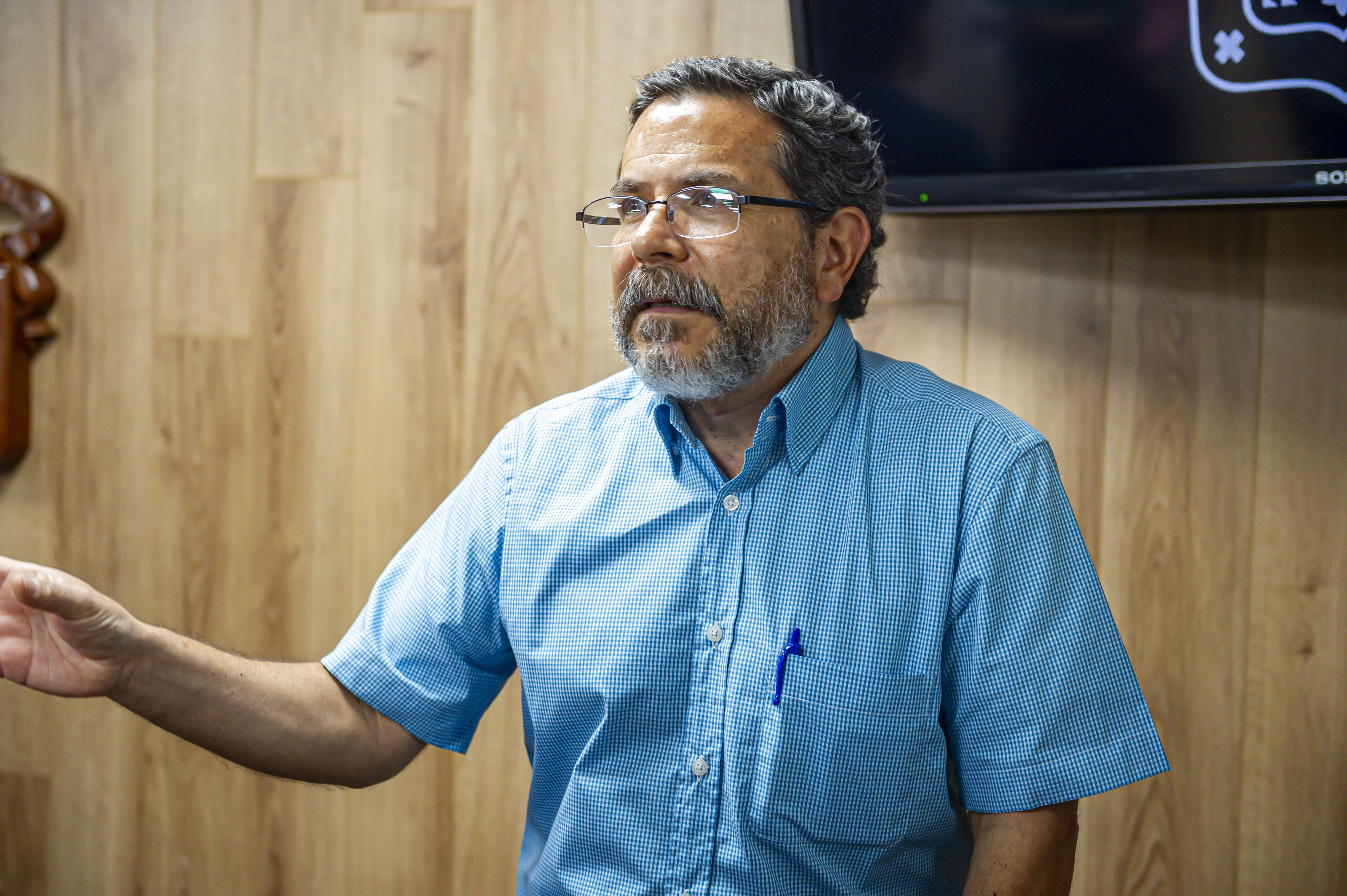 Dr. Rafael Cortés haciendo uso de la voz