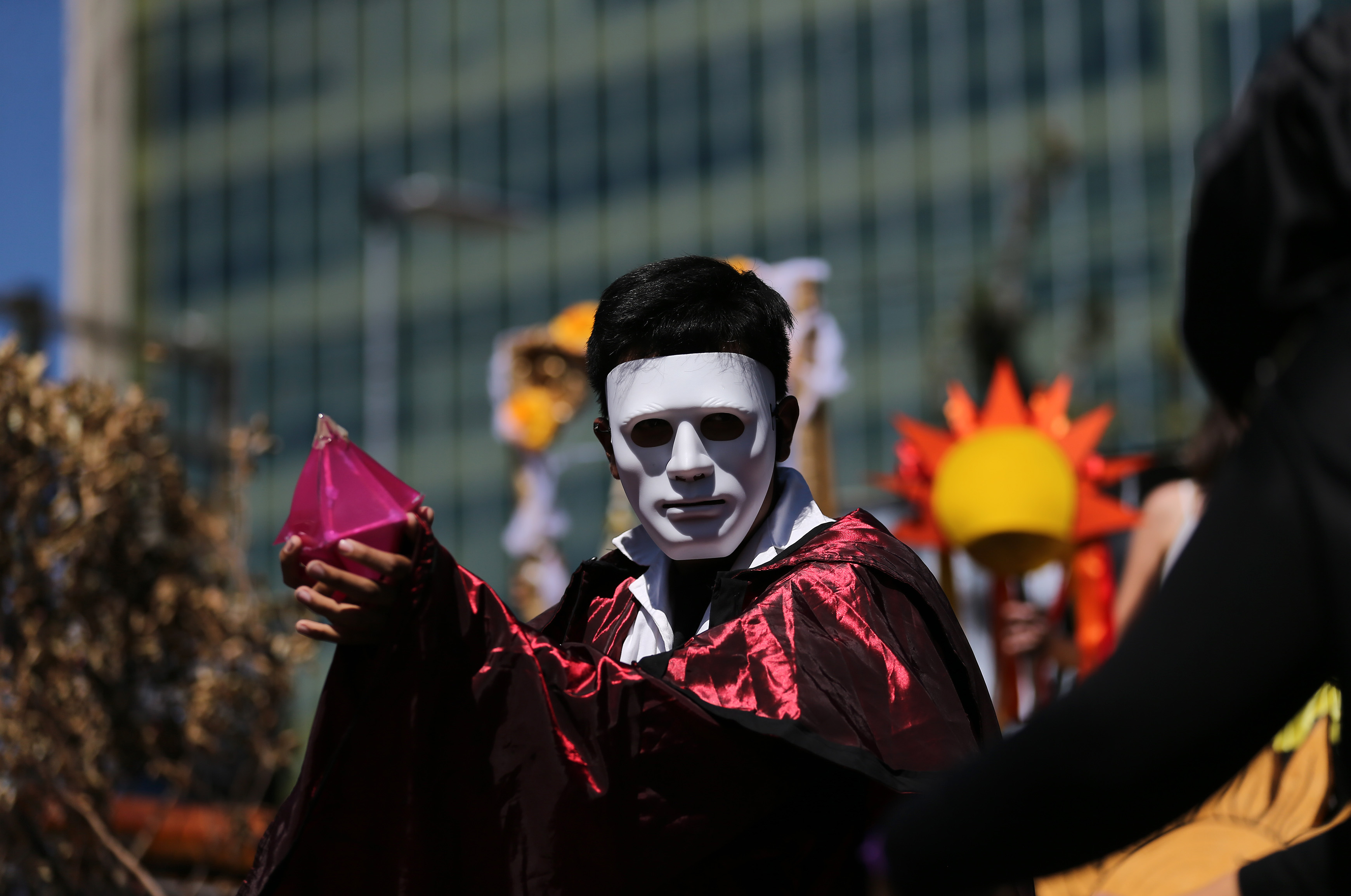 Joven con máscara y atuendo de drácula