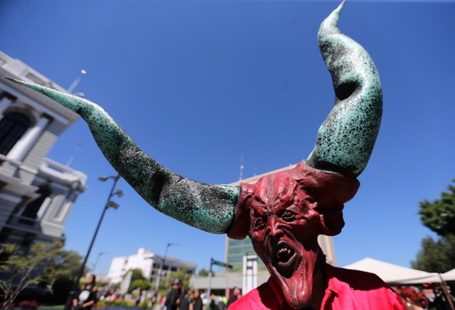 Persona con disfraz y máscara del diablo con grandes cuernos