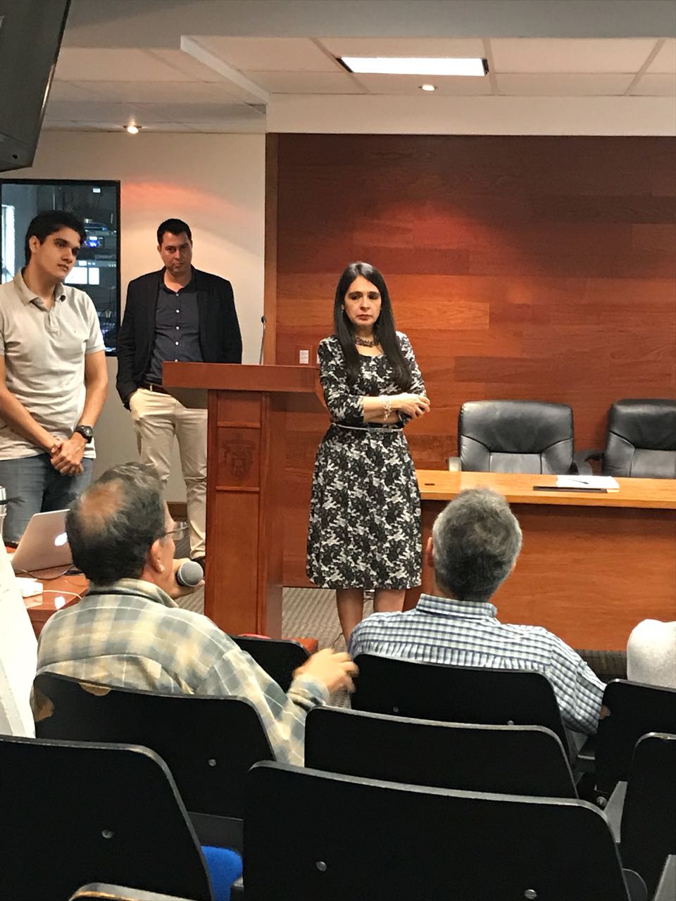 Dra. Rocío Preciado coordinando el conversatorio