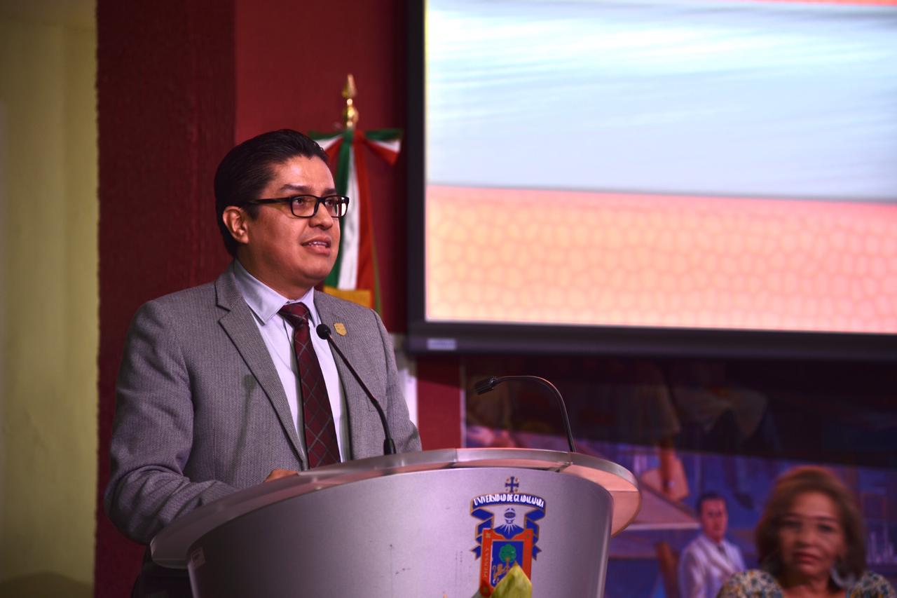 Rector del CUCS dirigiendo mensaje a las graduadas