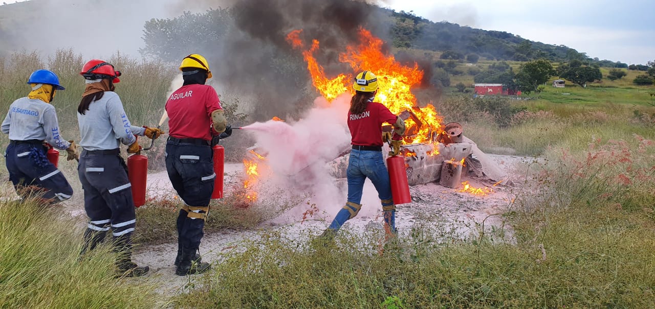 Alumnos en práctica de extinción de fuego en área abierta