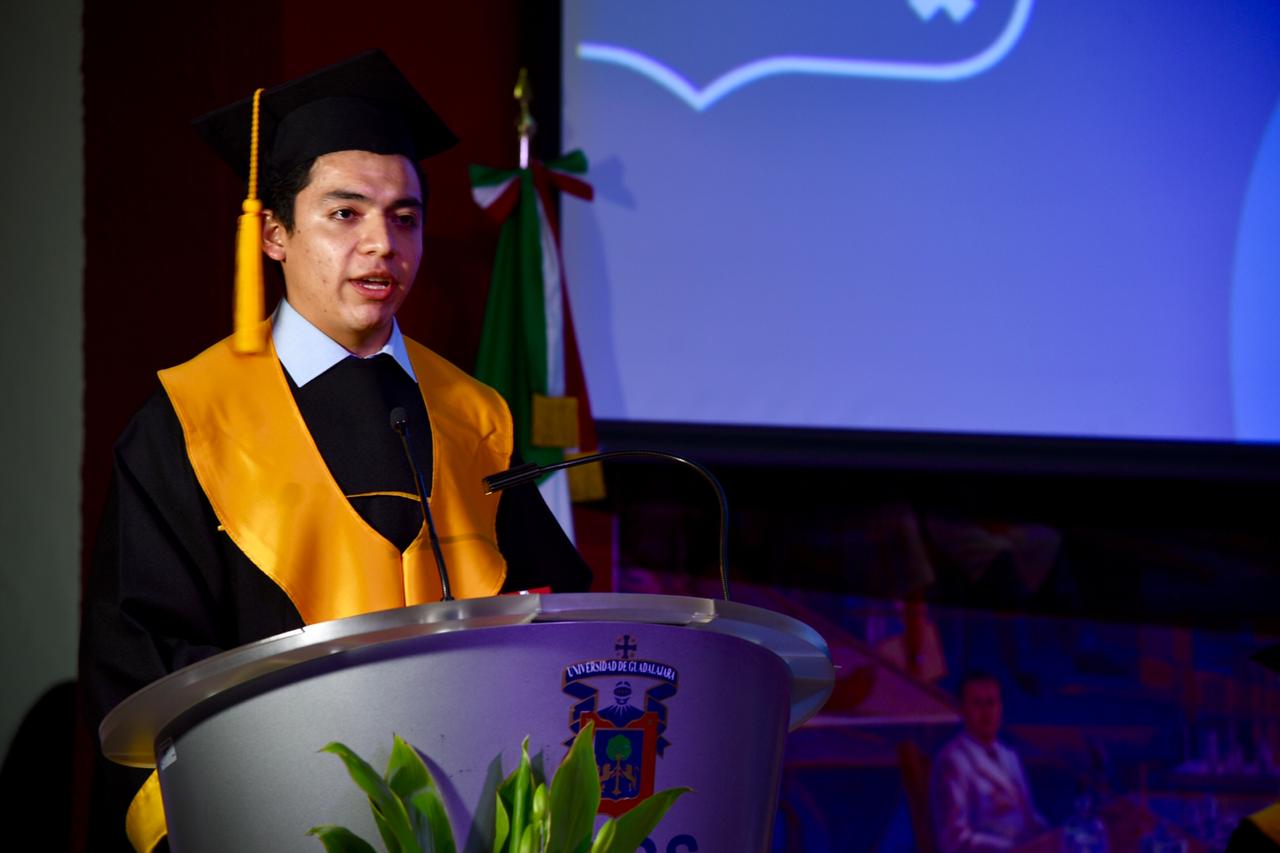 Representante 1 de Generación ofreciendo mensaje a graduados