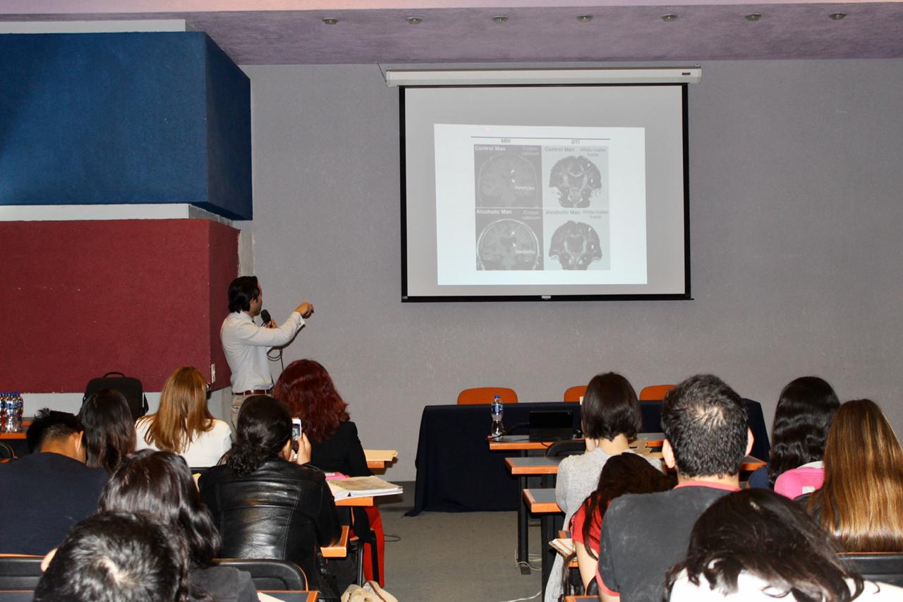 Conferencista indicando con el apuntador hacia una diapositiva