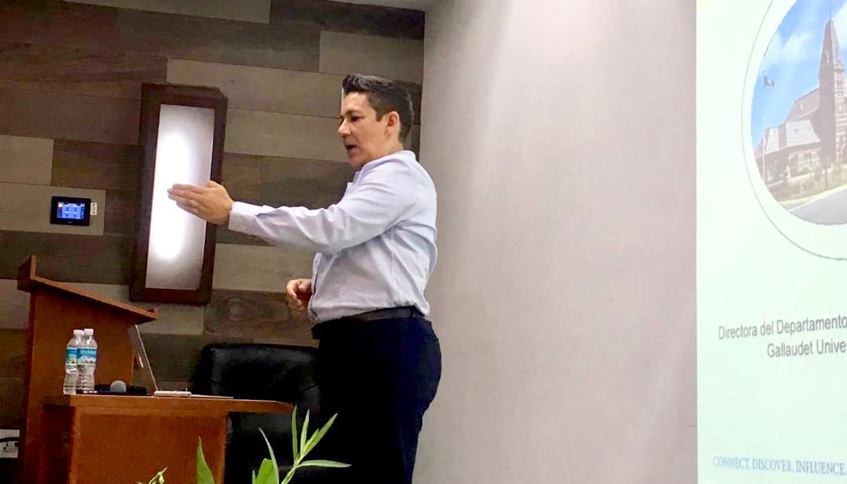 Dra Maribel Gárate impartiendo conferencia haciendo ademanes